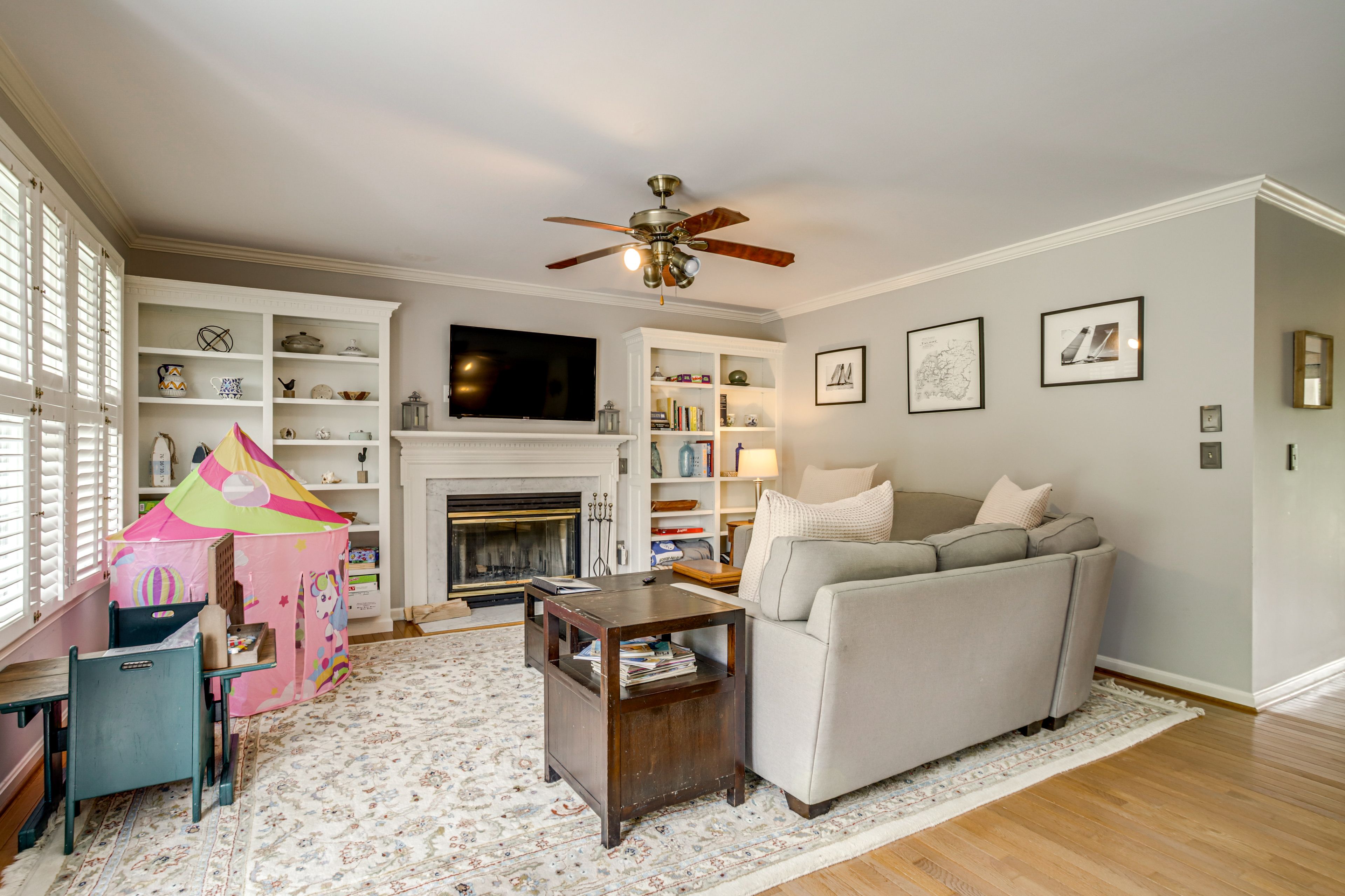 Living Room | 1st Floor | Smart TV | Free WiFi | Wood-Burning Fireplace