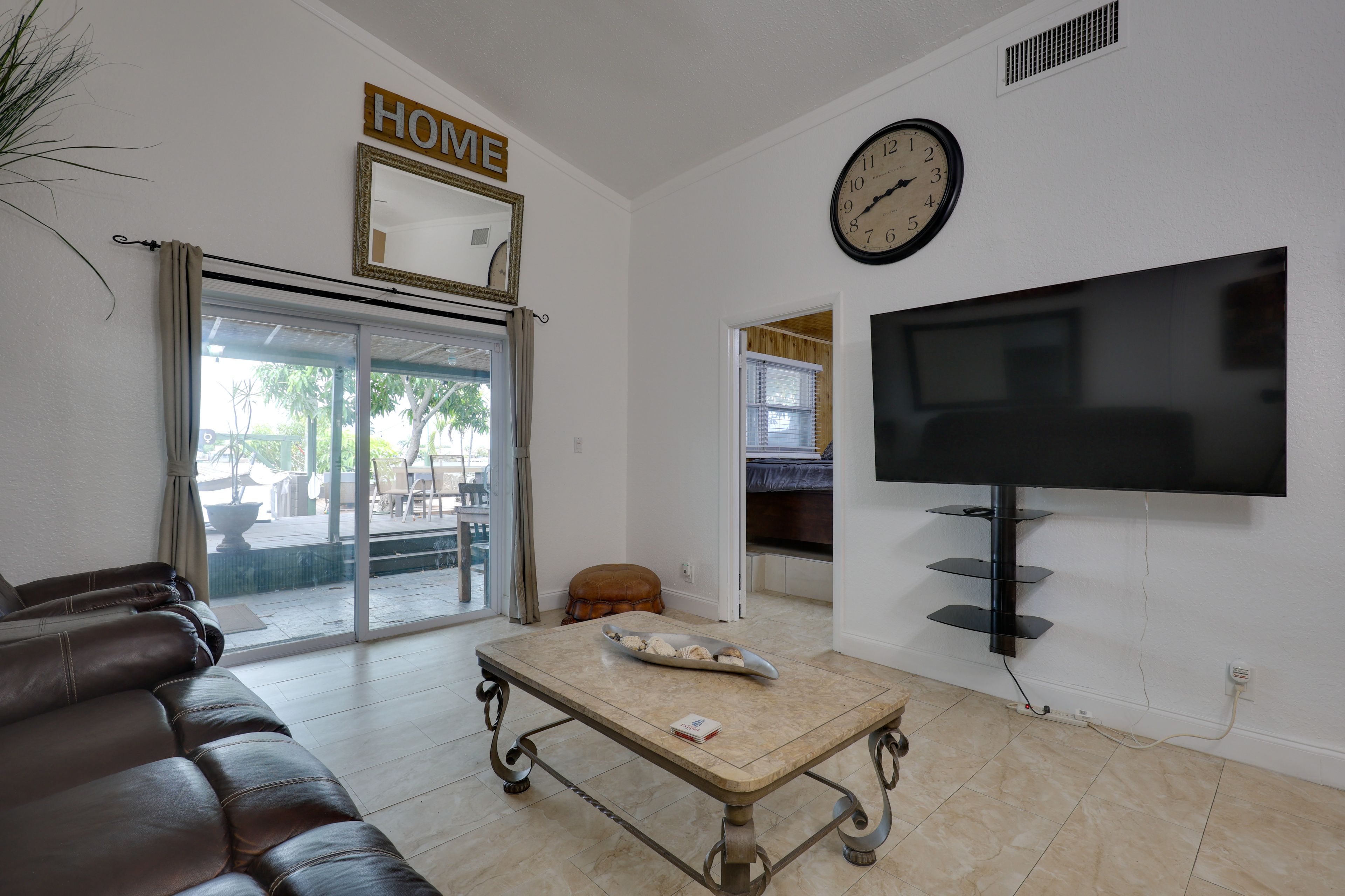 Living Room | Sleeper Sofa | Free WiFi | Central A/C & Heat