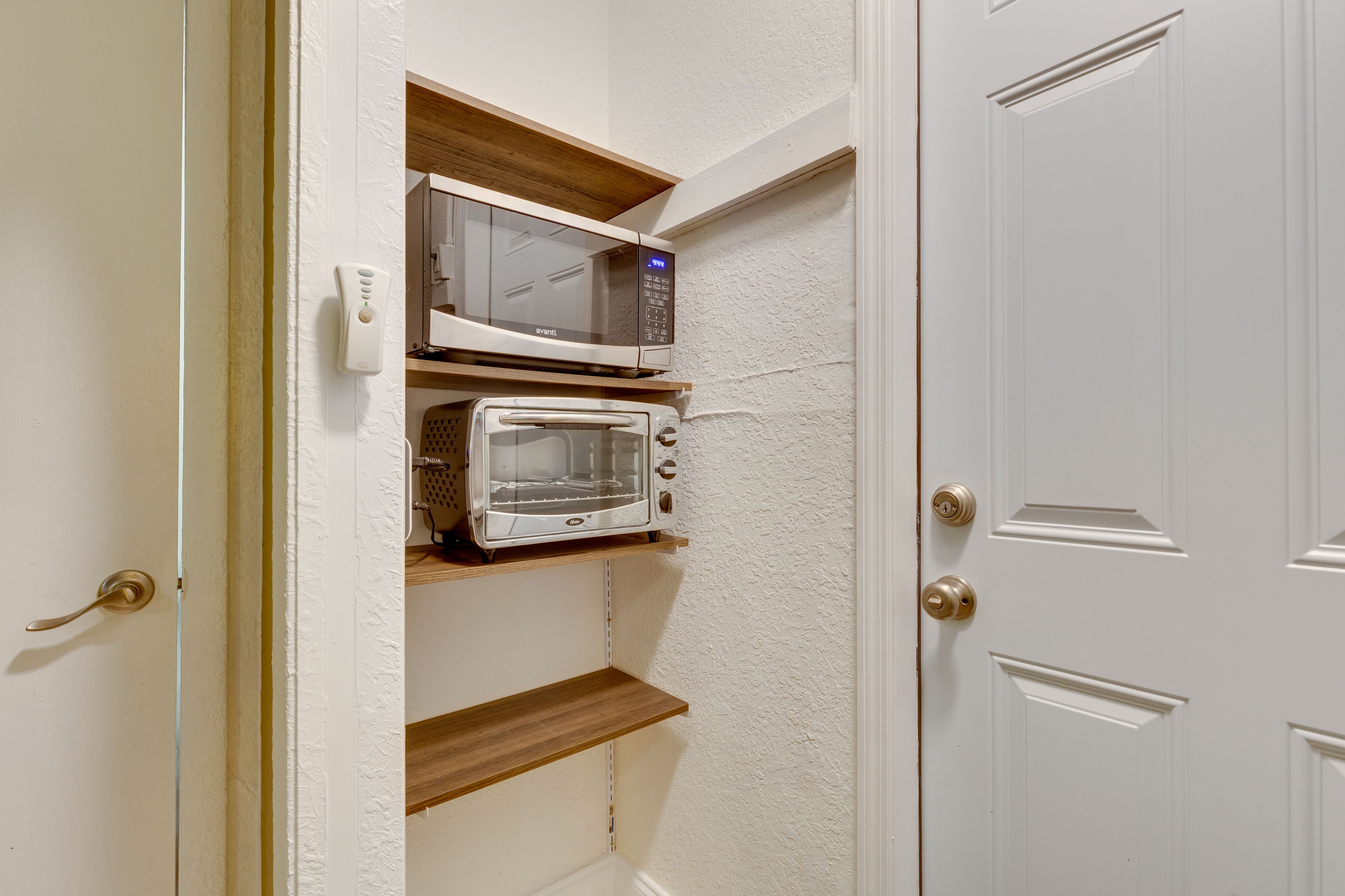 Bedroom 3 | Entryway & Kitchen Equipment