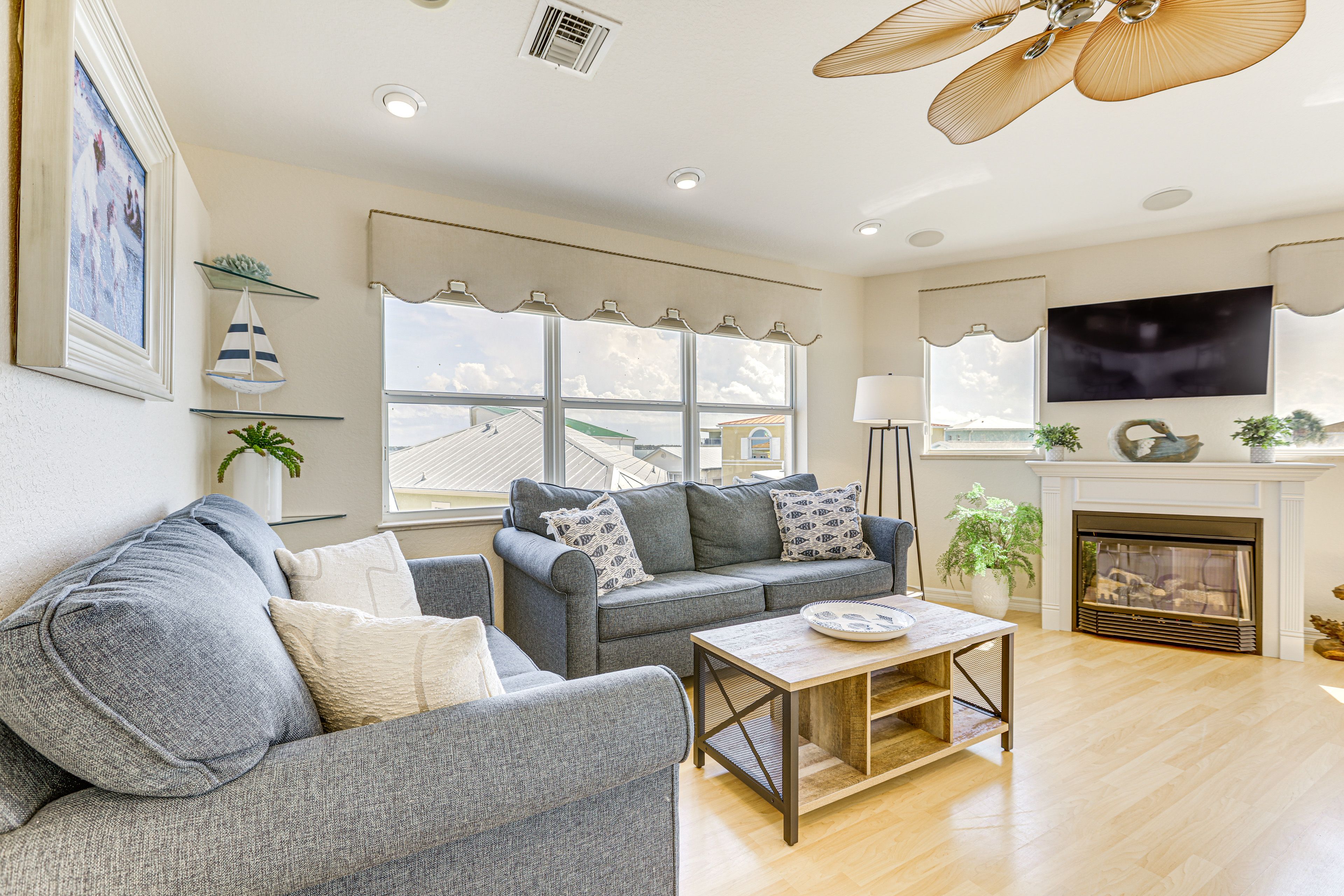 Living Room | 2nd Floor | Queen Sleeper Sofa | Smart TV | Fireplace