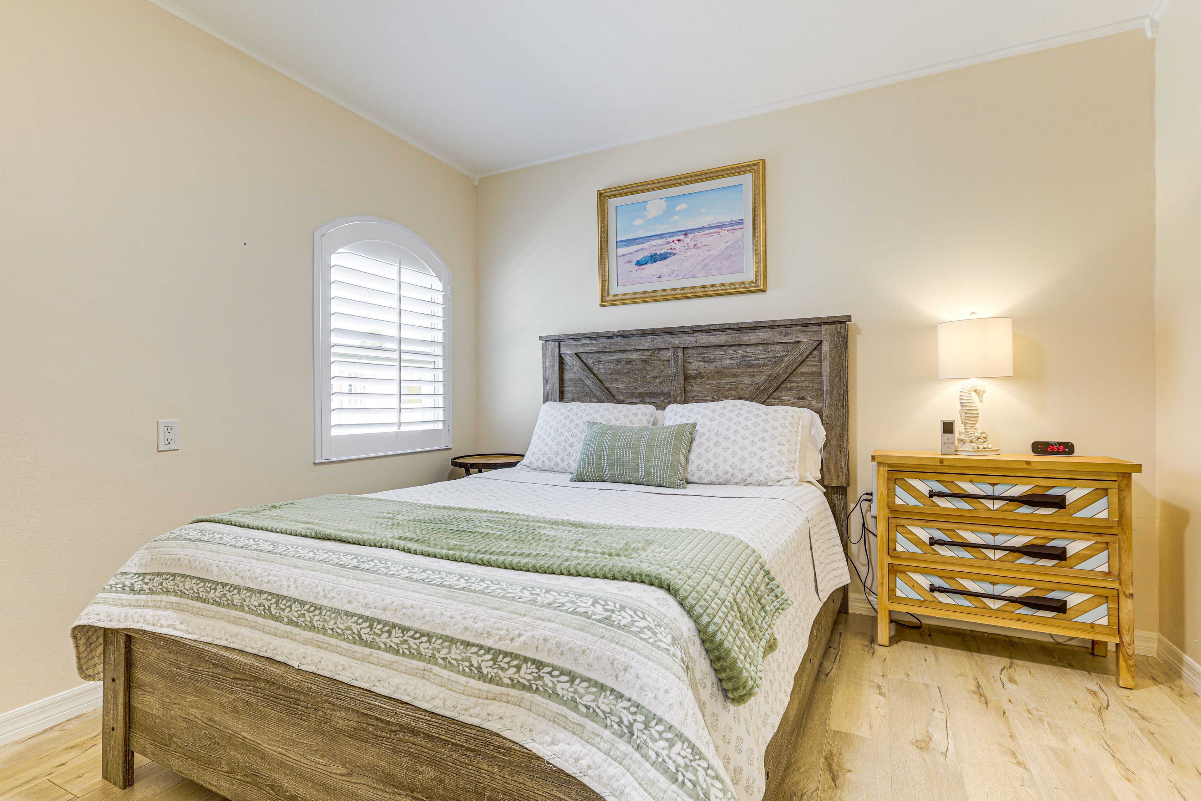 Bedroom 1 | 1st Floor | Queen Bed | Smart TV