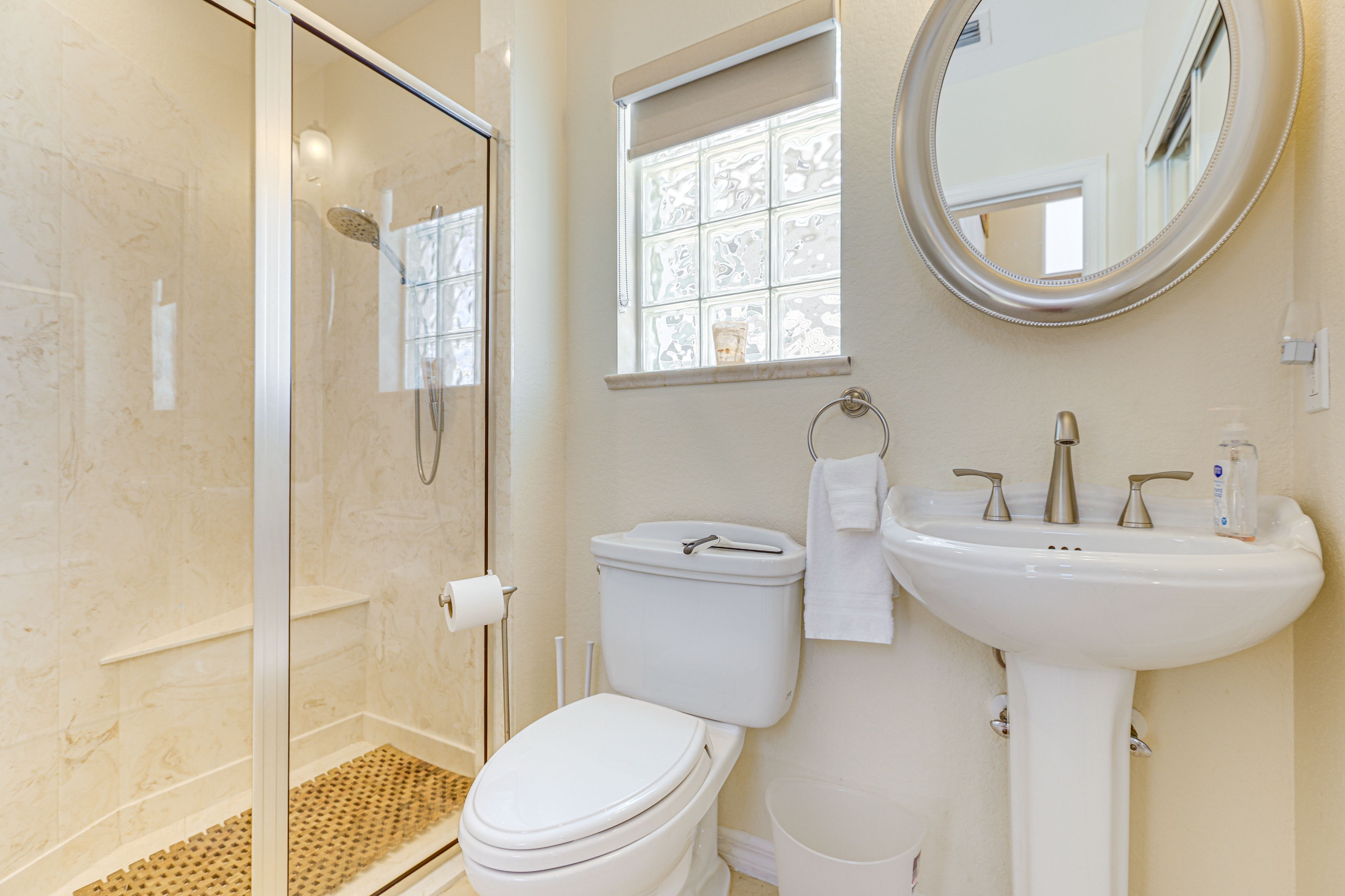 Full Bathroom | 1st Floor | Towels Provided
