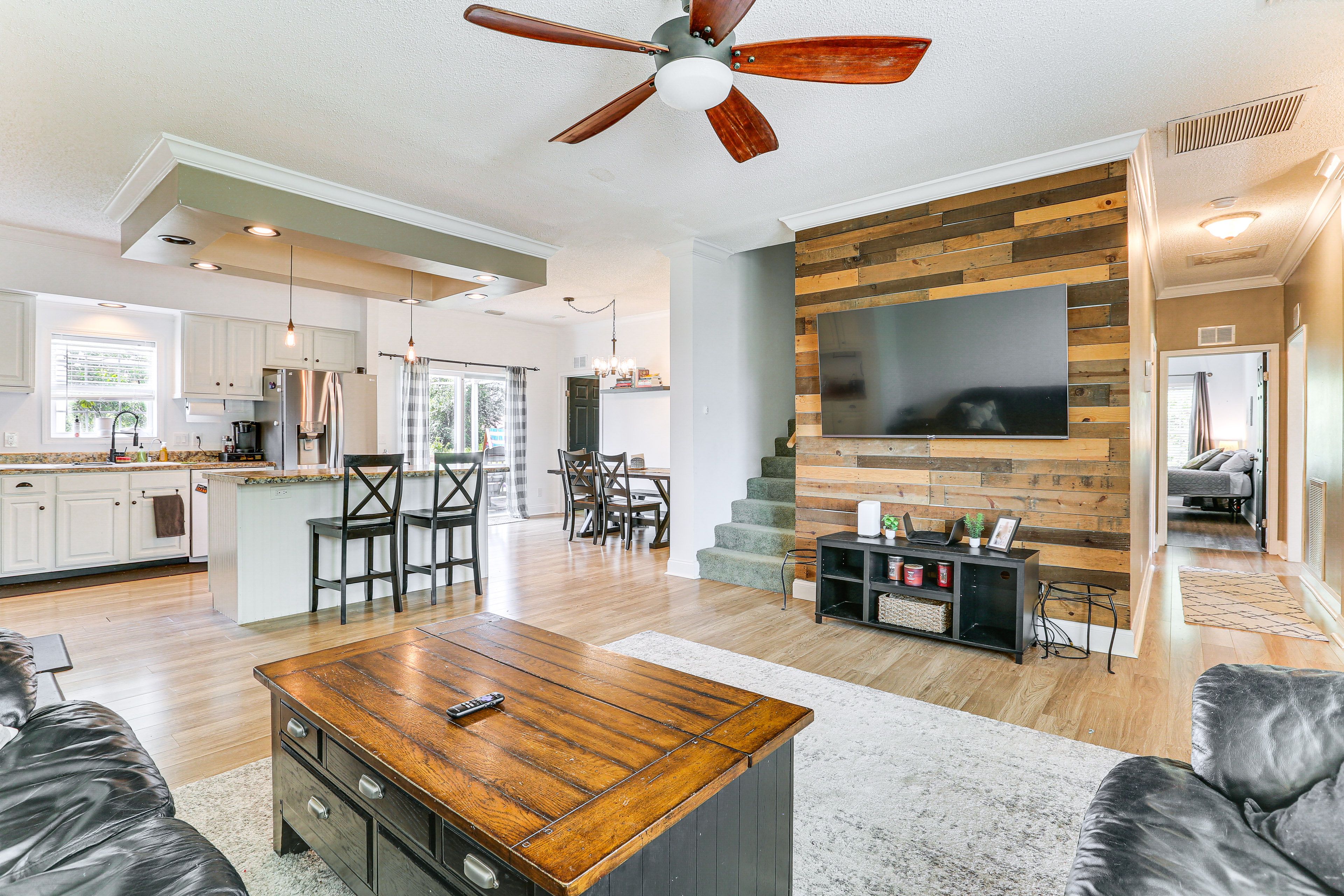 Living Room | Smart TV | Free WiFi | Single-Story Home