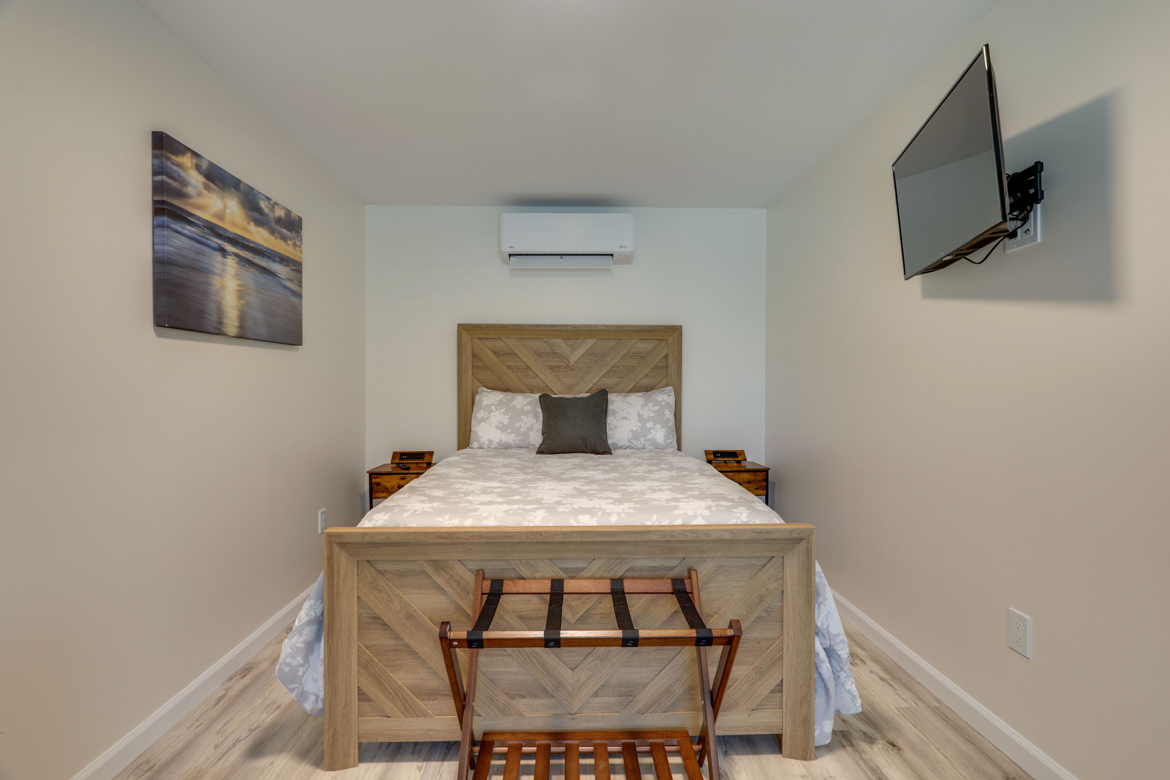 Bedroom | Full Bed | Smart TV