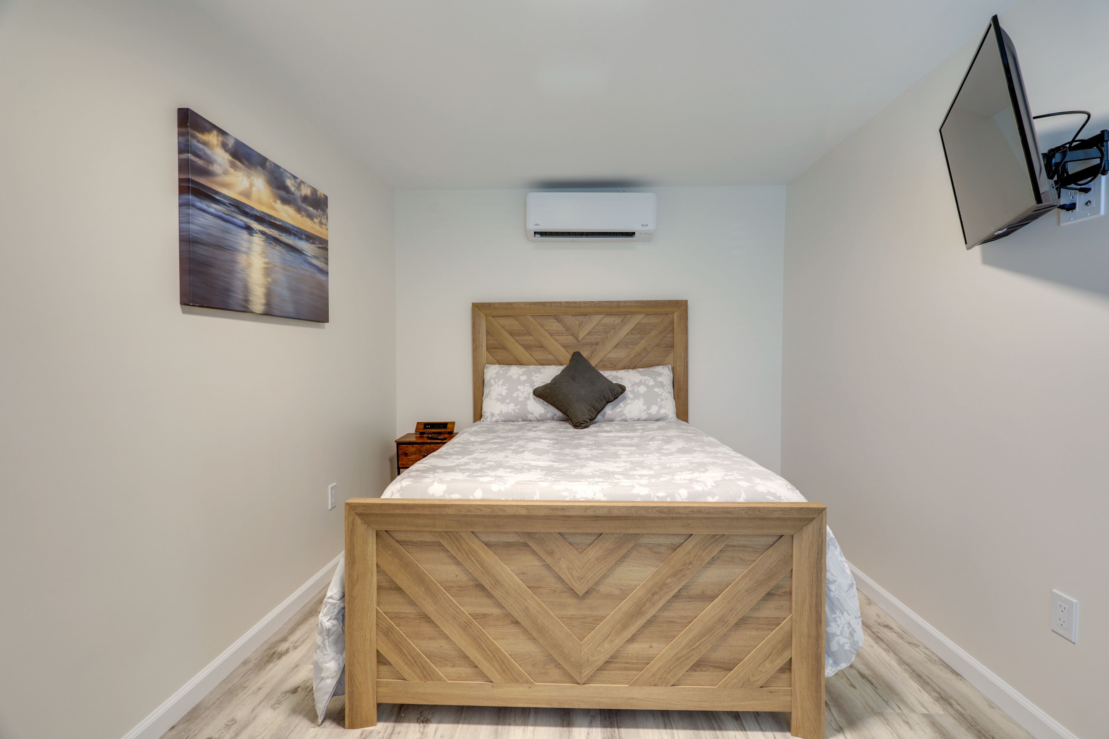 Bedroom | Full Bed | Smart TV | Linens Provided