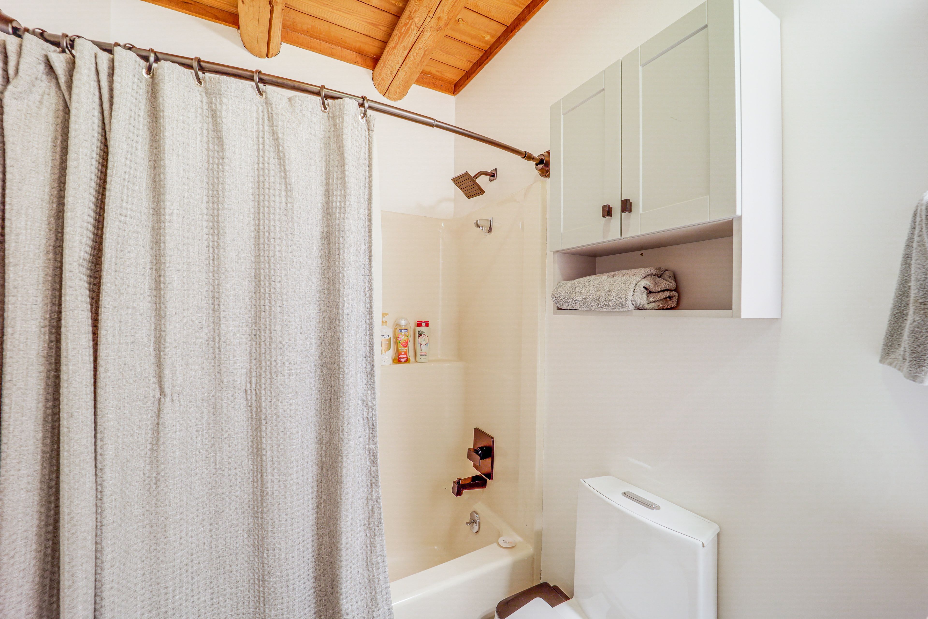 Full Bathroom | 1st Floor | Towels Provided