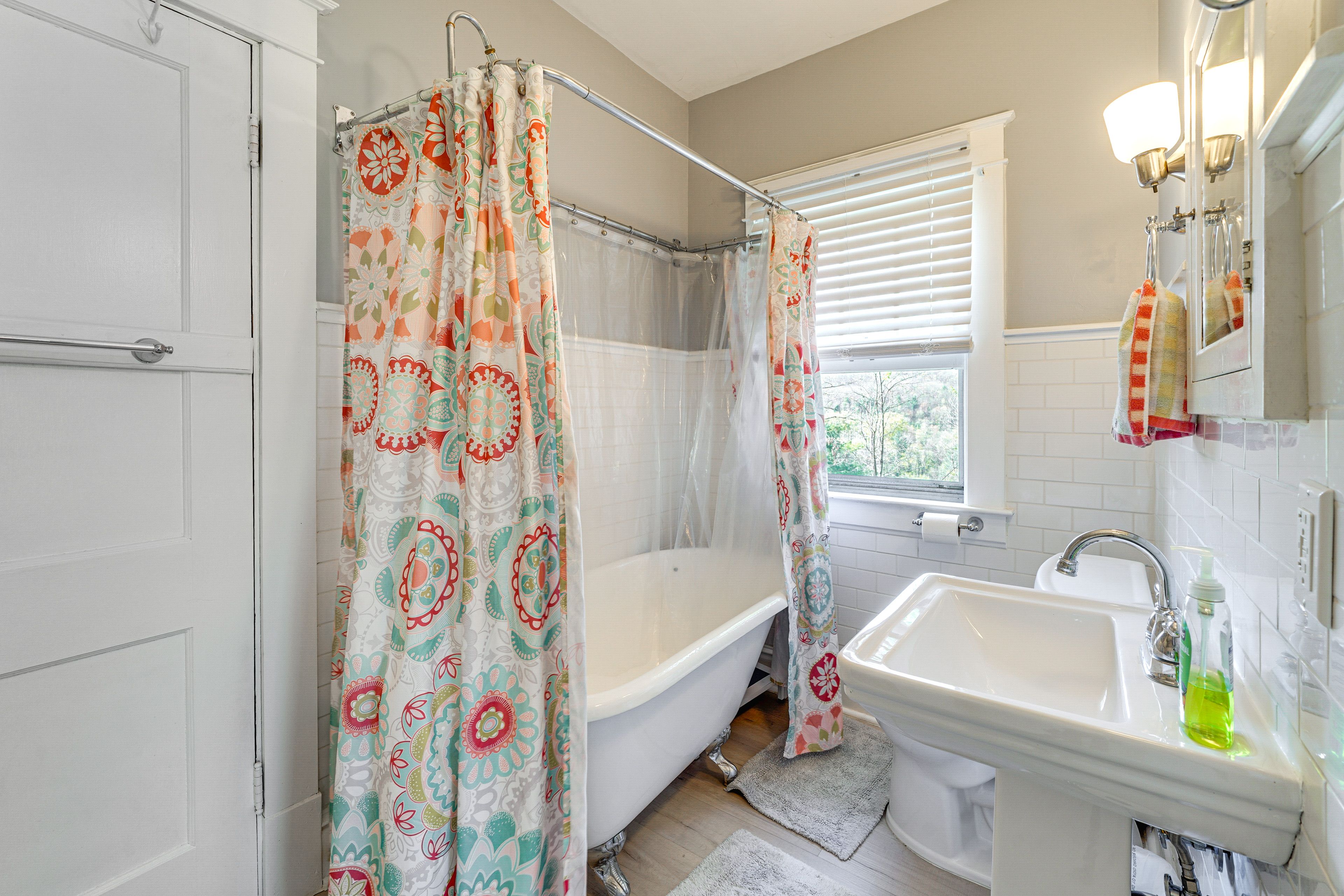Jack-and-Jill Bathroom | 2nd Floor | Towels Provided