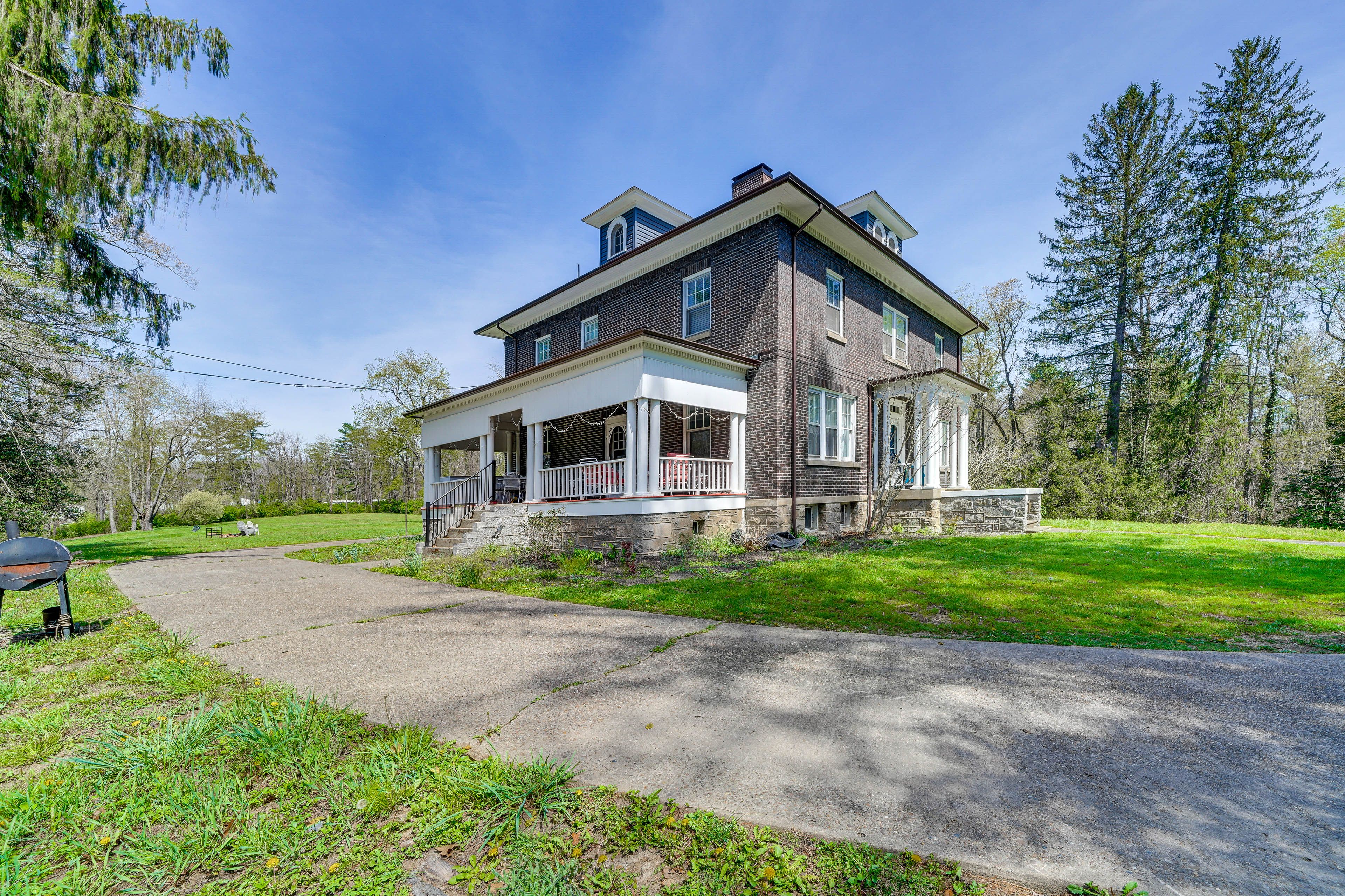 2-Story House | Self Check-In | 7 Mi to ACE Adventure