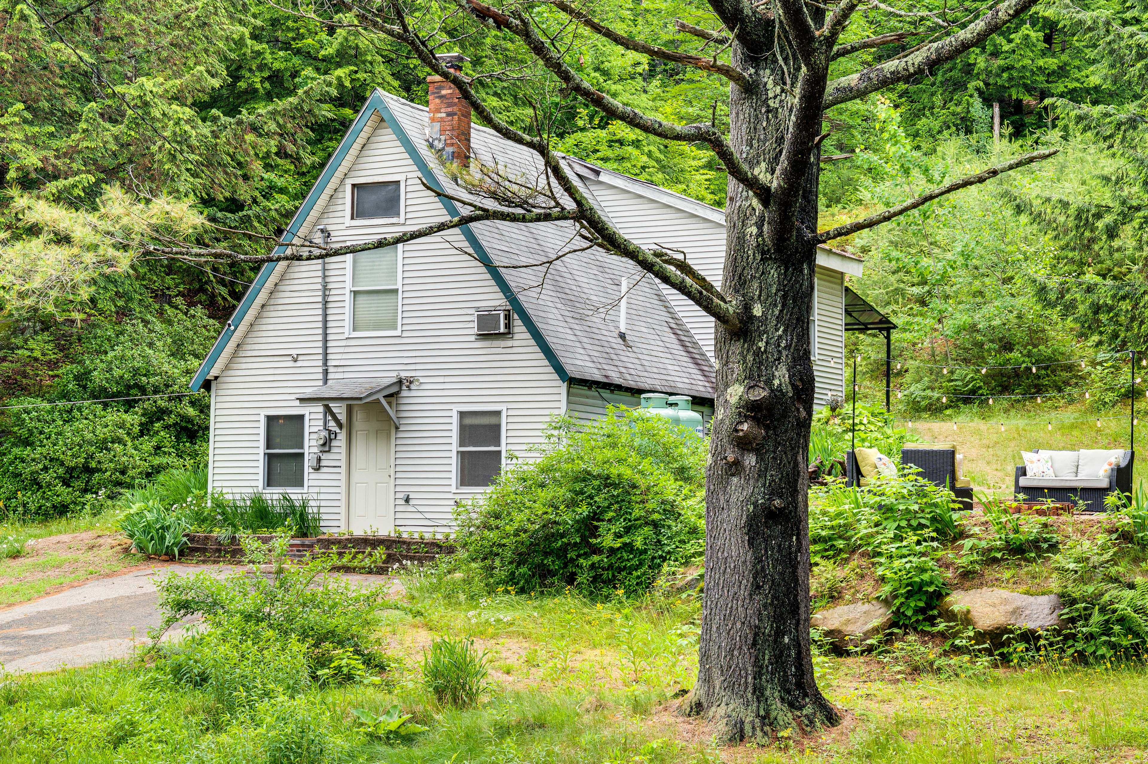 Hill Vacation Rental | 2BR | 1BA | 1,200 Sq Ft | Stairs Required