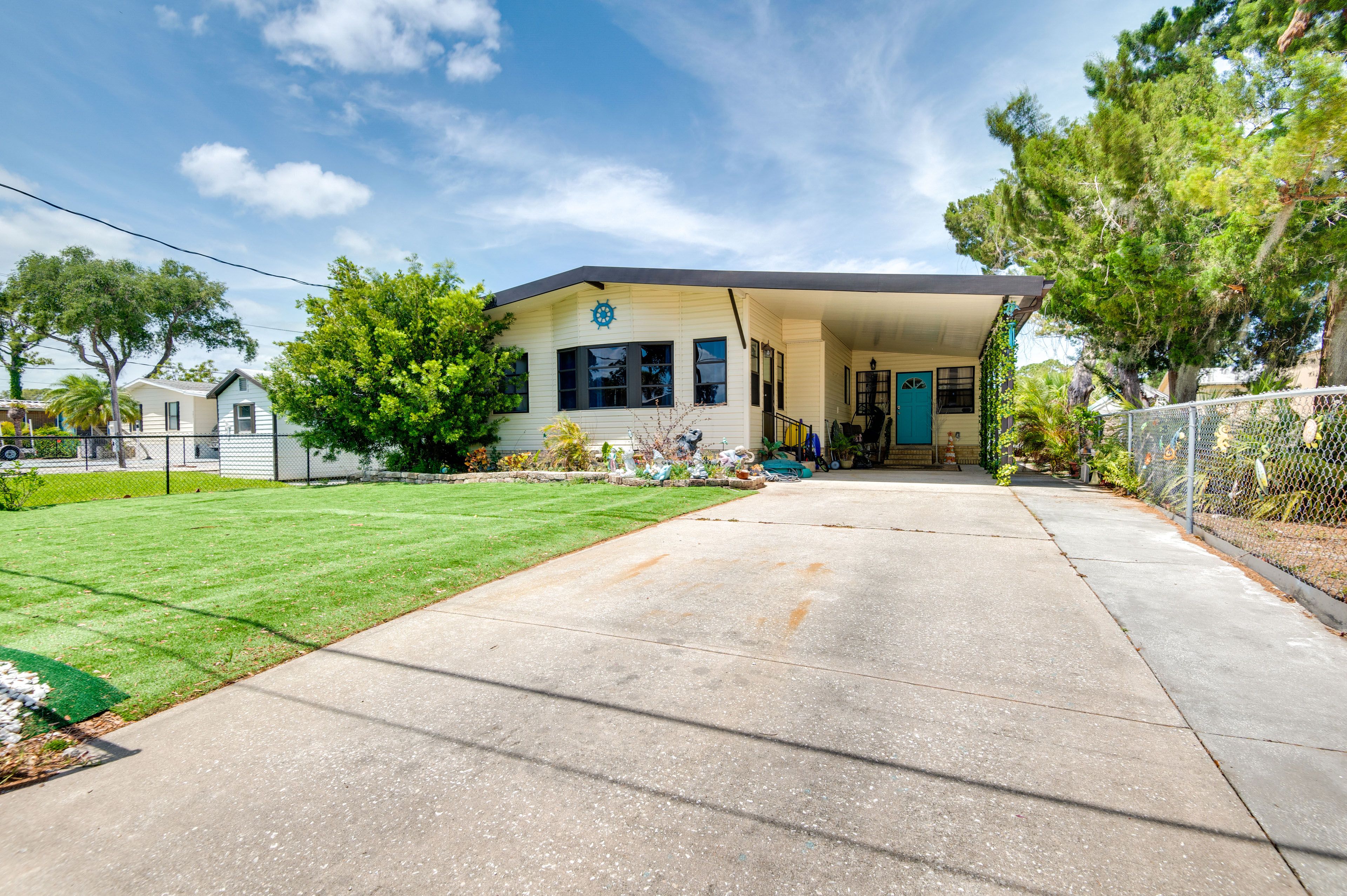 Exterior | Parking | Carport (1 Vehicle) | Driveway (1 Vehicle) | Street