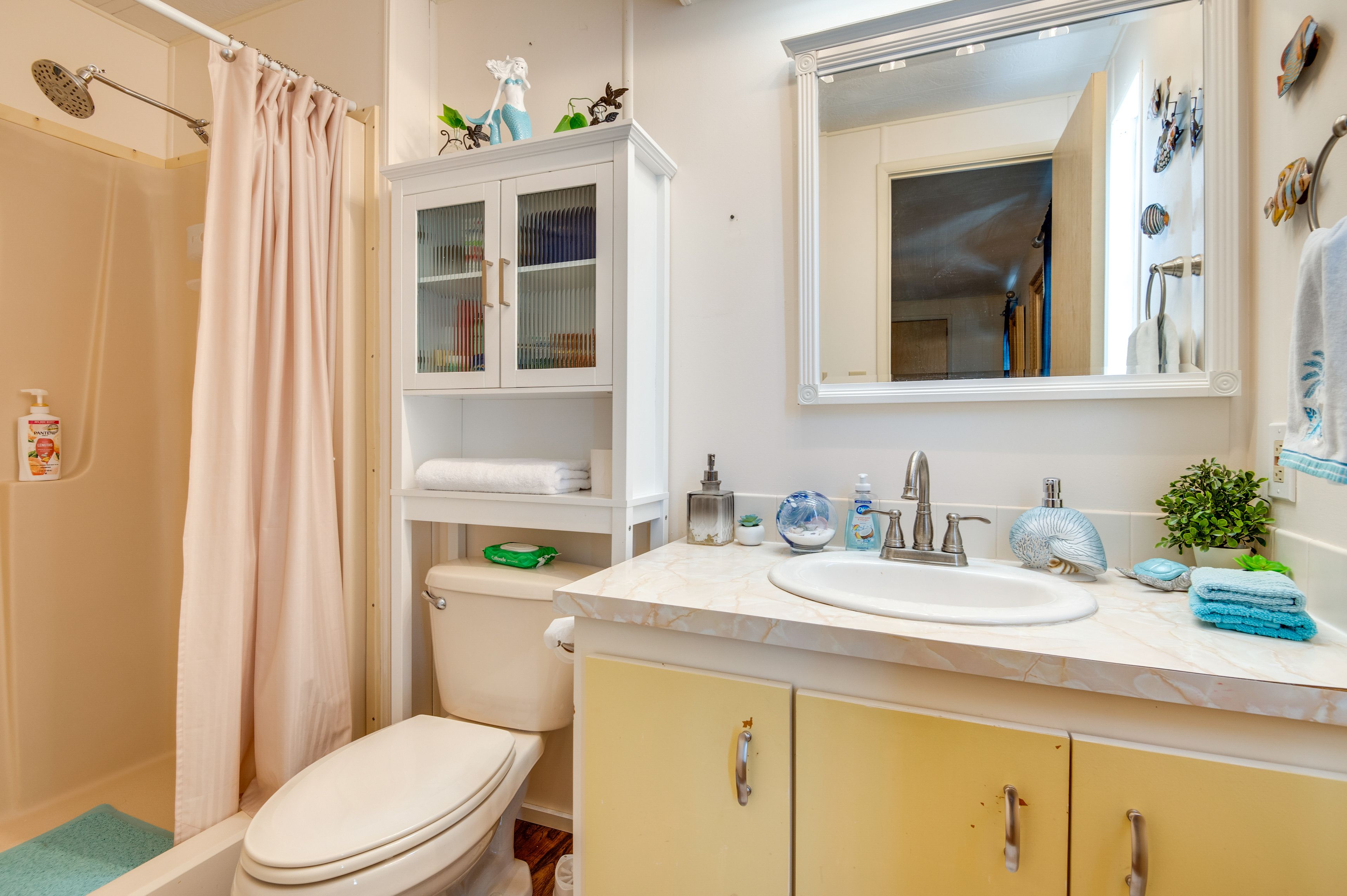 Full Bathroom | Complimentary Toiletries | Towels Provided