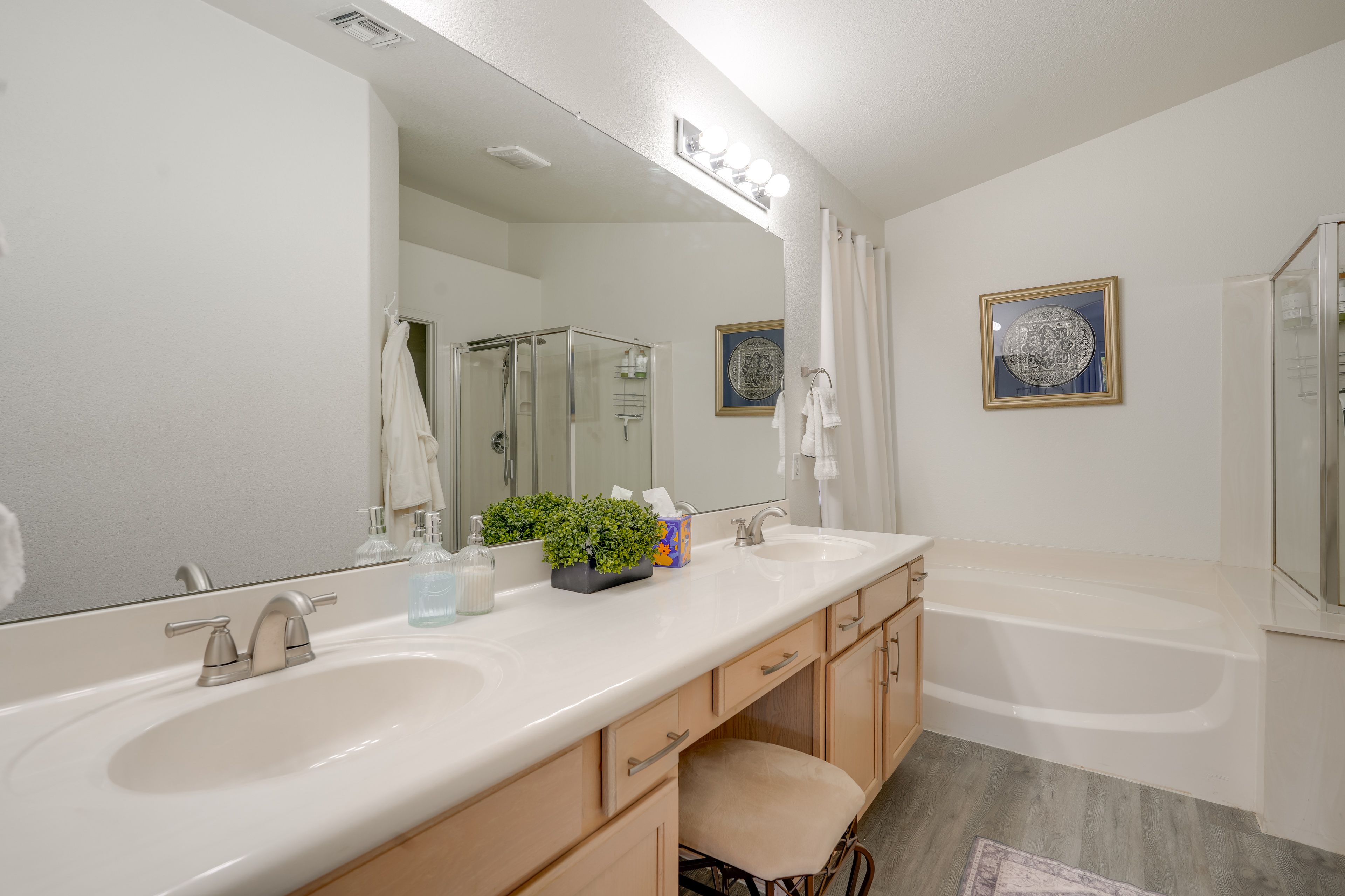 Full Bathroom | Towels Provided