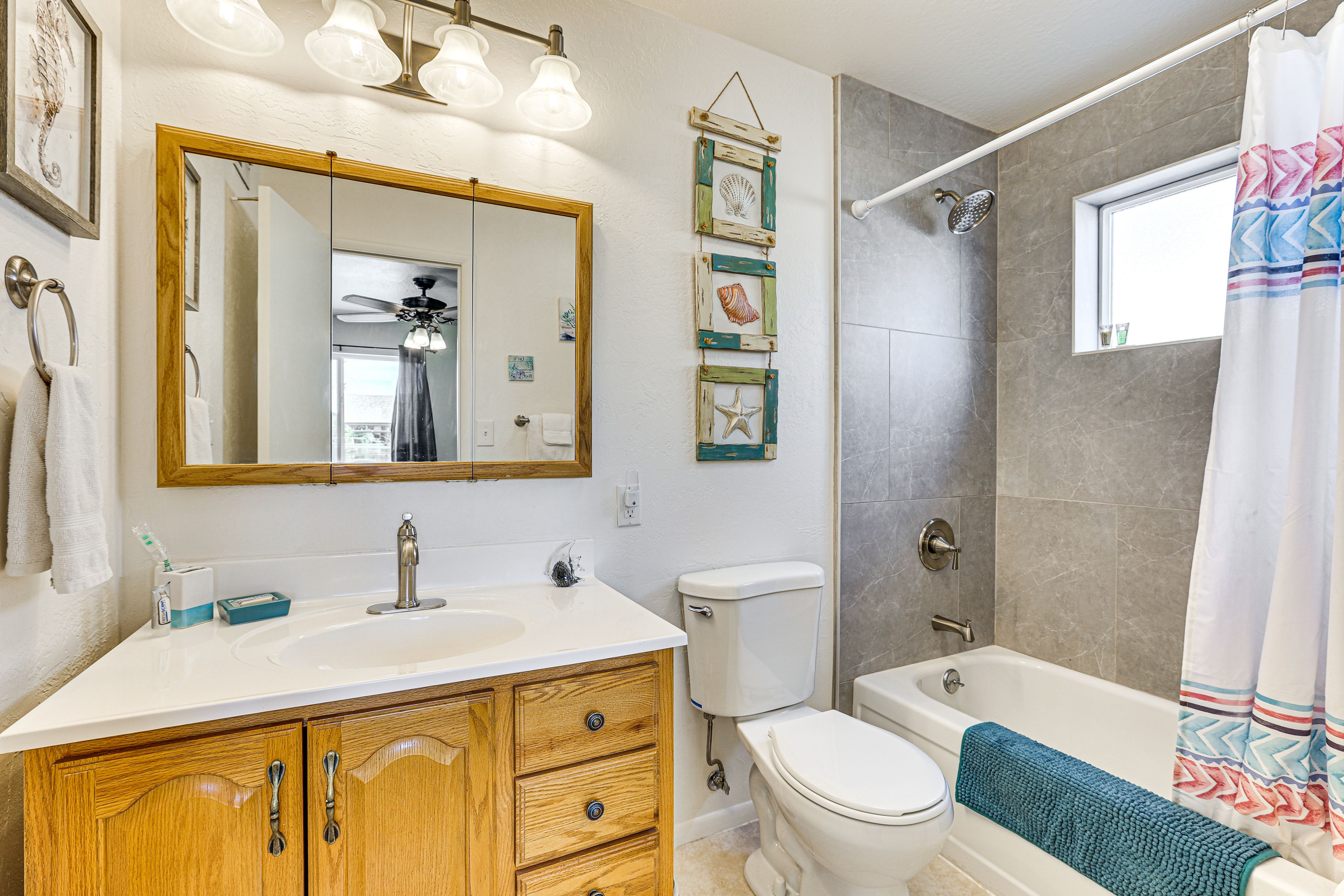 Full Bathroom | Towels Provided