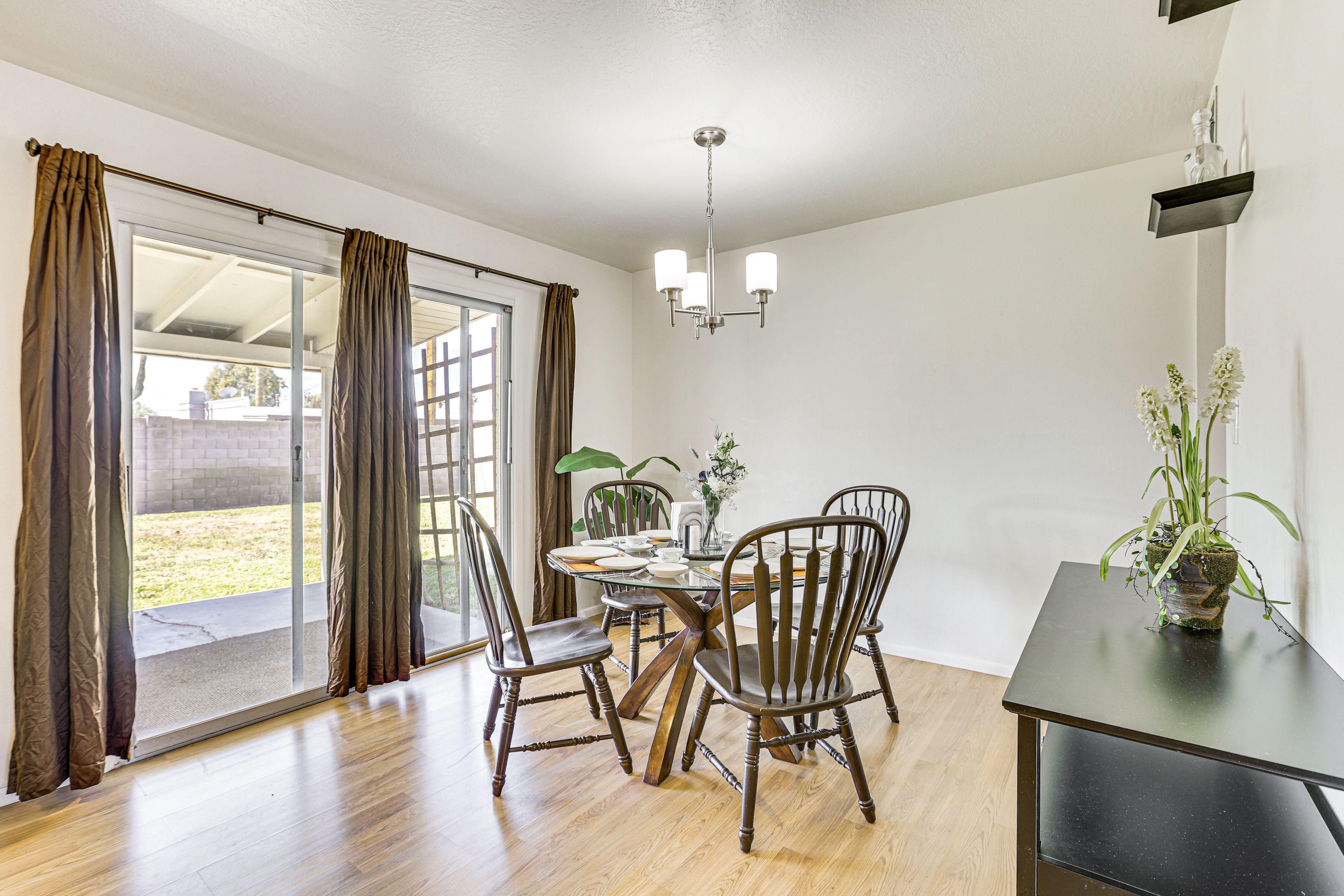 Dining Area | Dishware & Flatware | Central A/C & Heat