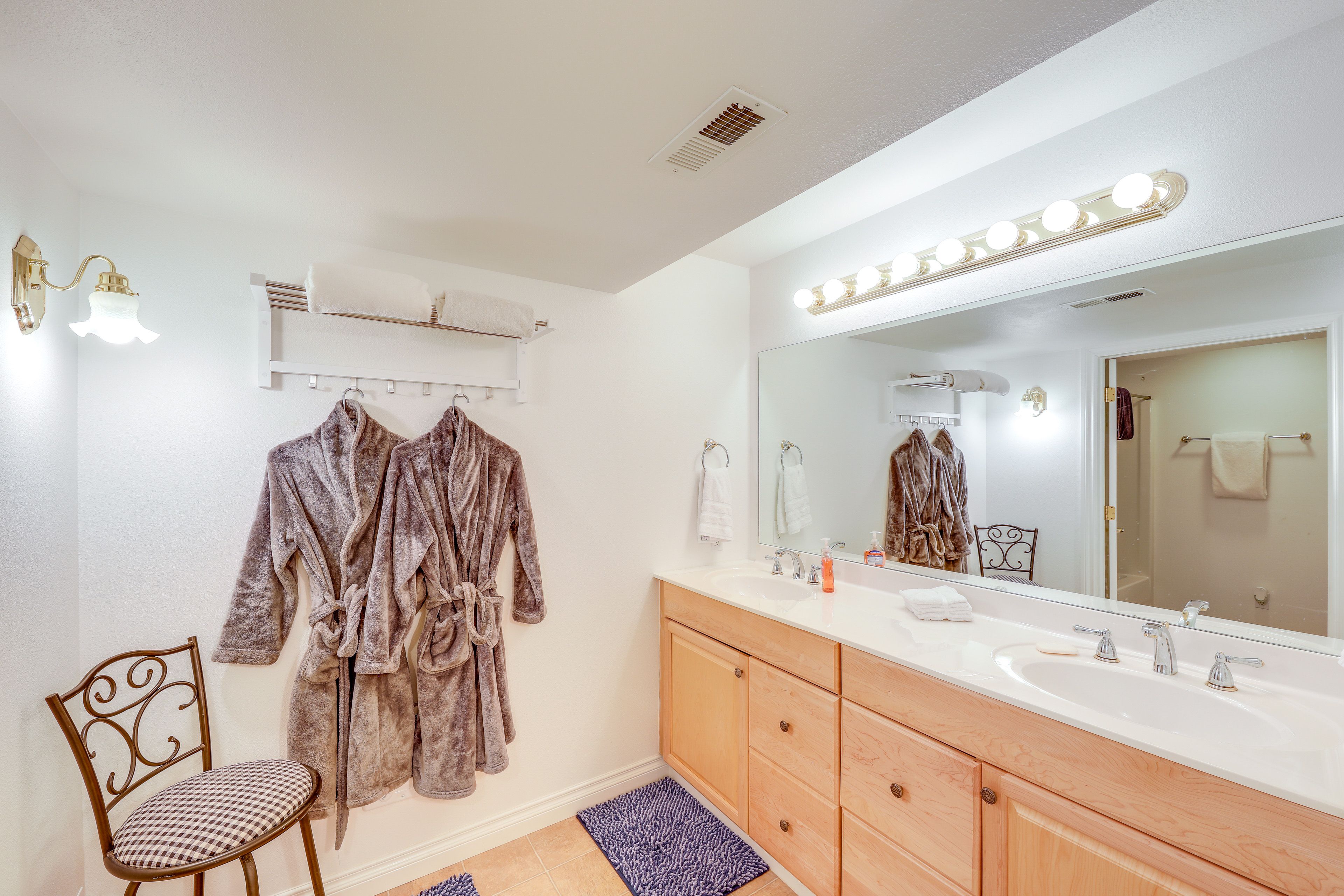 Full Bathroom | Towels & Linens Provided
