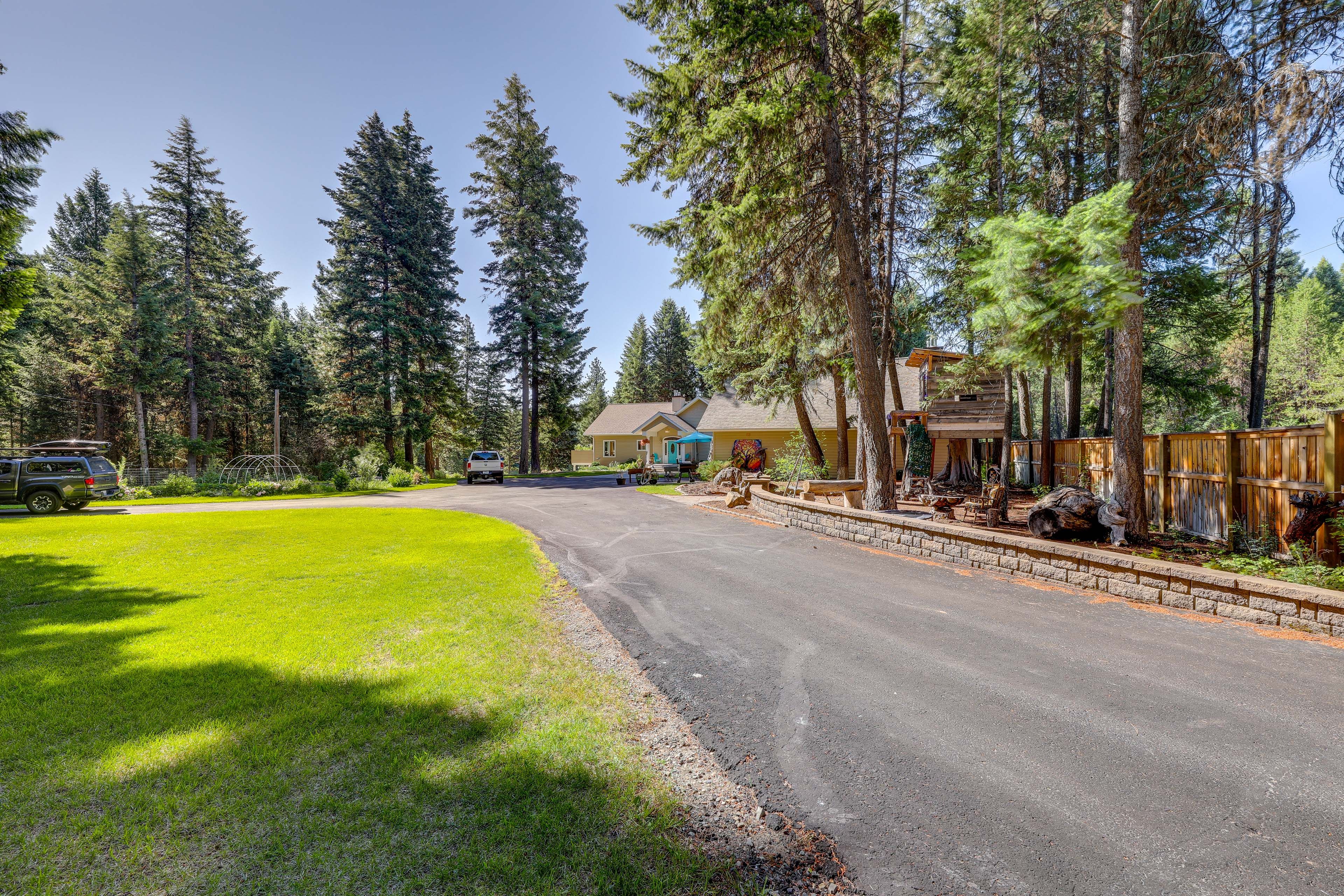 Parking | Shared Driveway (2 Vehicles) | Street Parking | RV/Trailer Parking