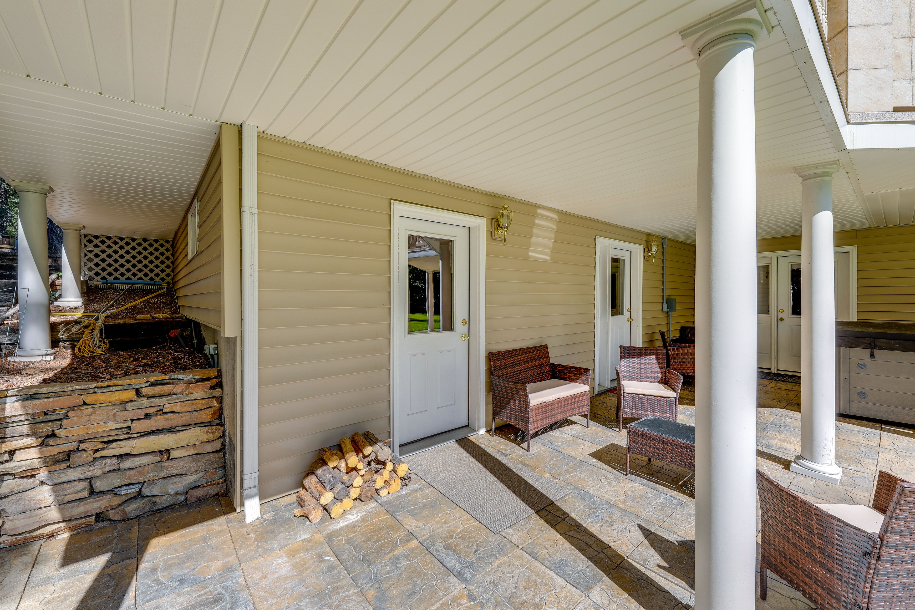 Shared Patio | Hot Tub
