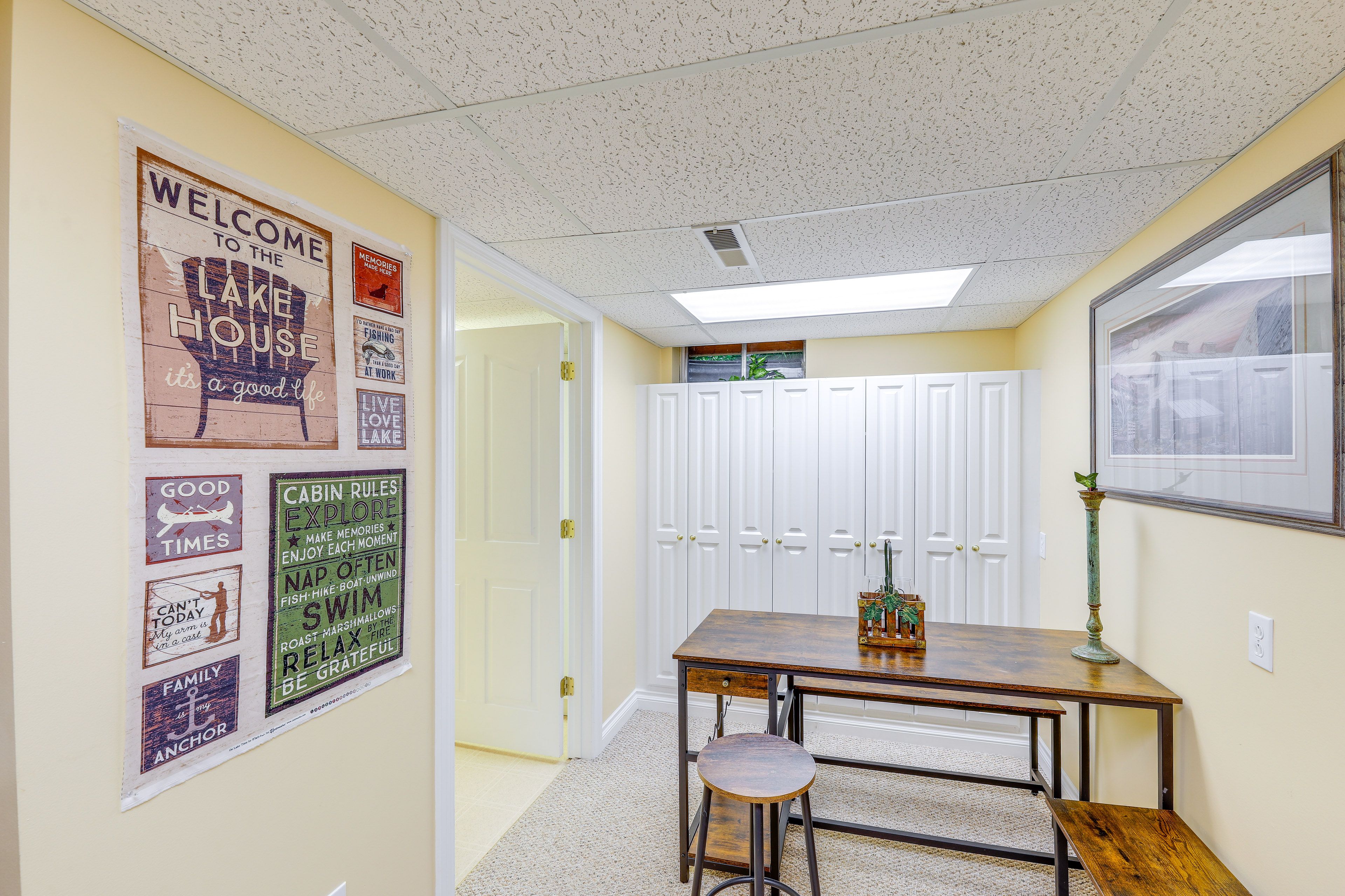 Dining Area | Dishware/Flatware Provided