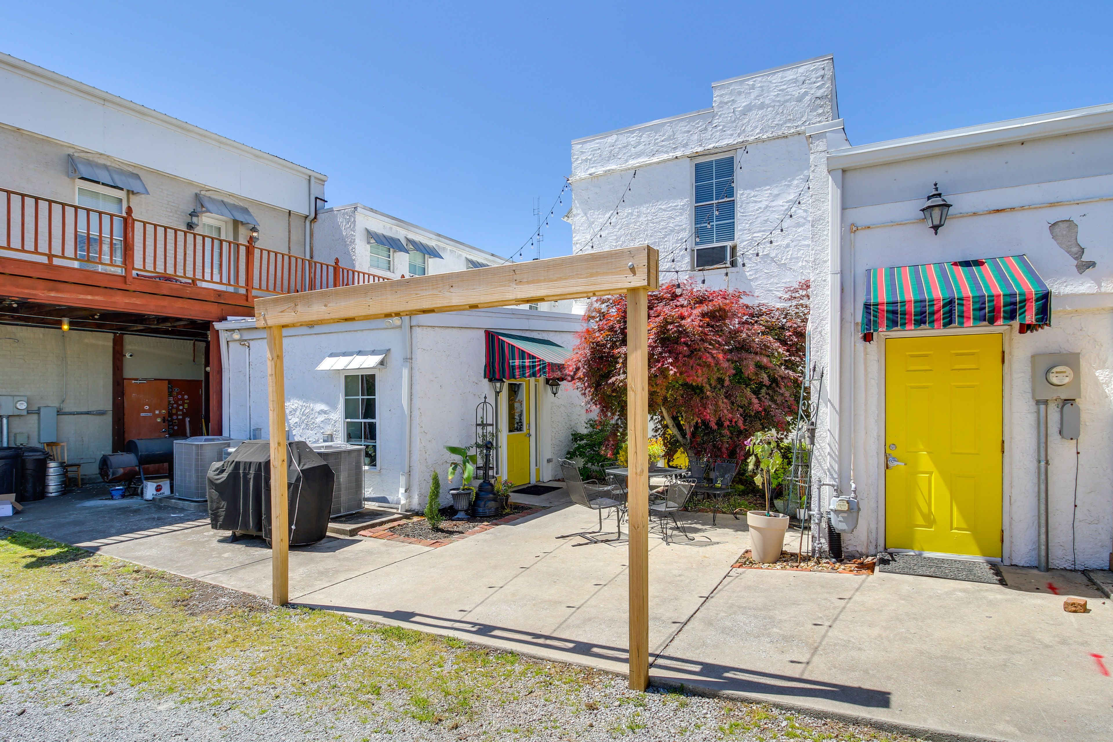 Community Courtyard | Gas Grill | Outdoor Dining Area