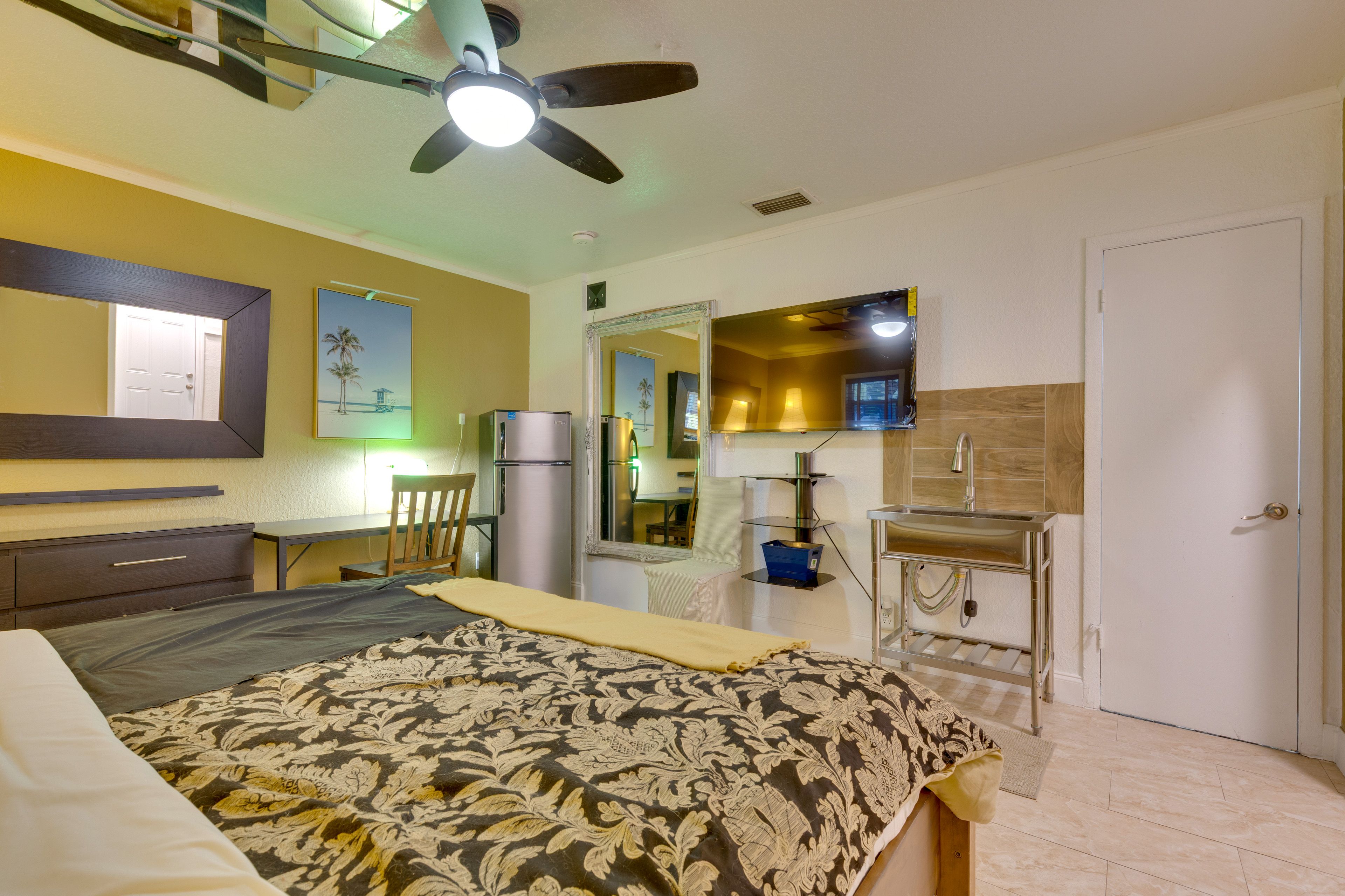 Studio | Queen Bed