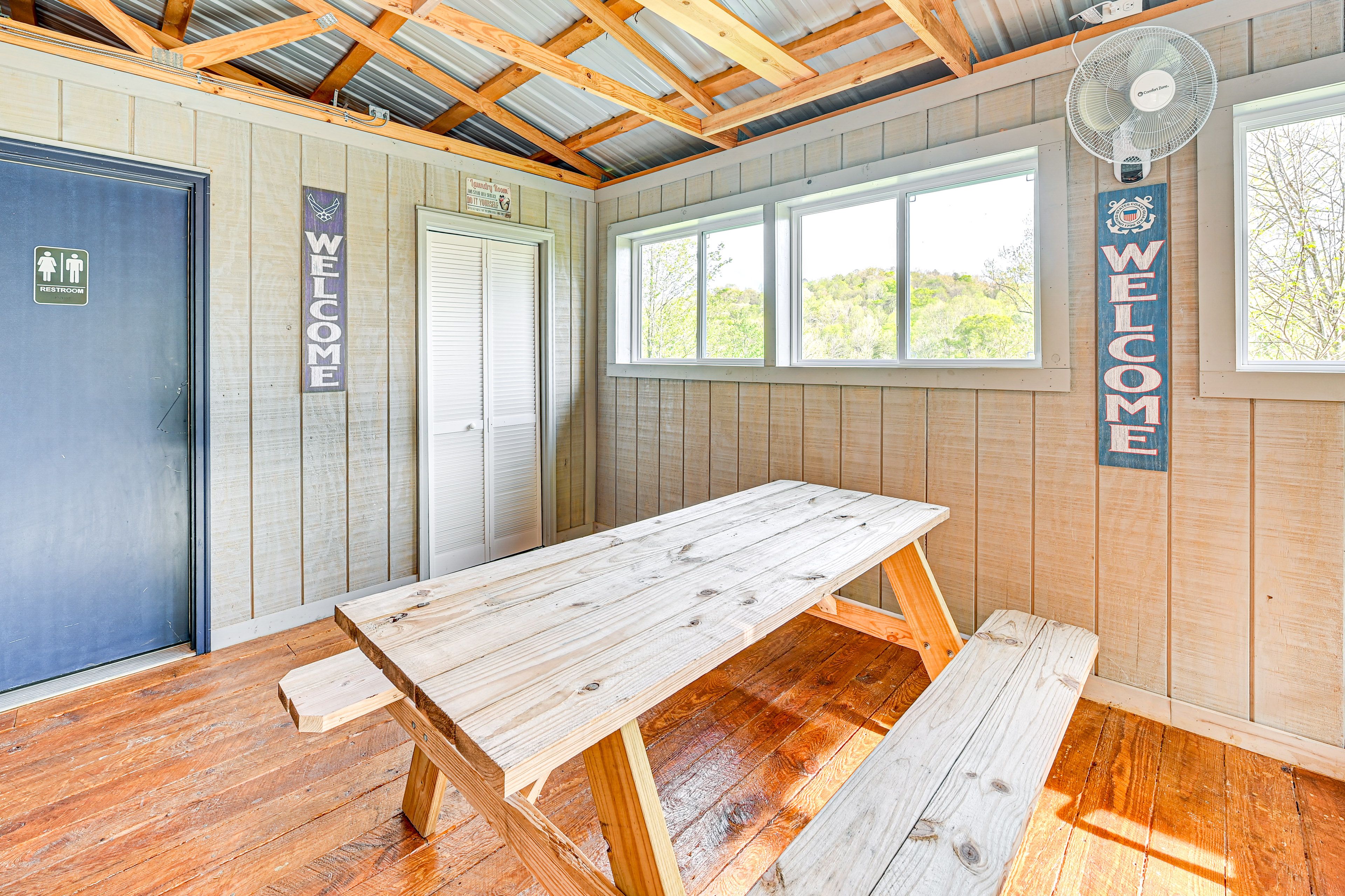 Dining Area | Dishware/Flatware Provided | 1st Floor