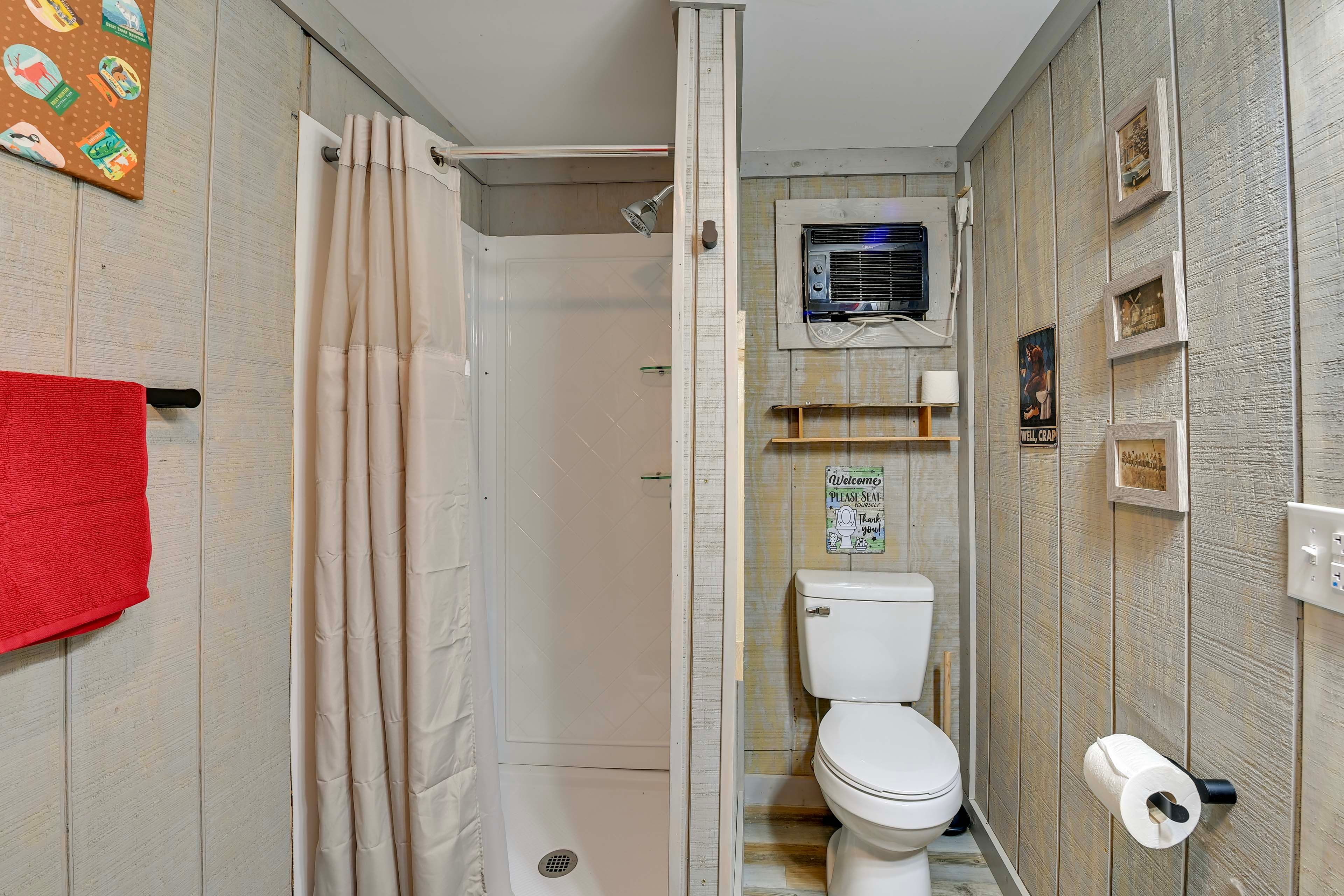 Full Bathroom | Towels Provided | 1st Floor