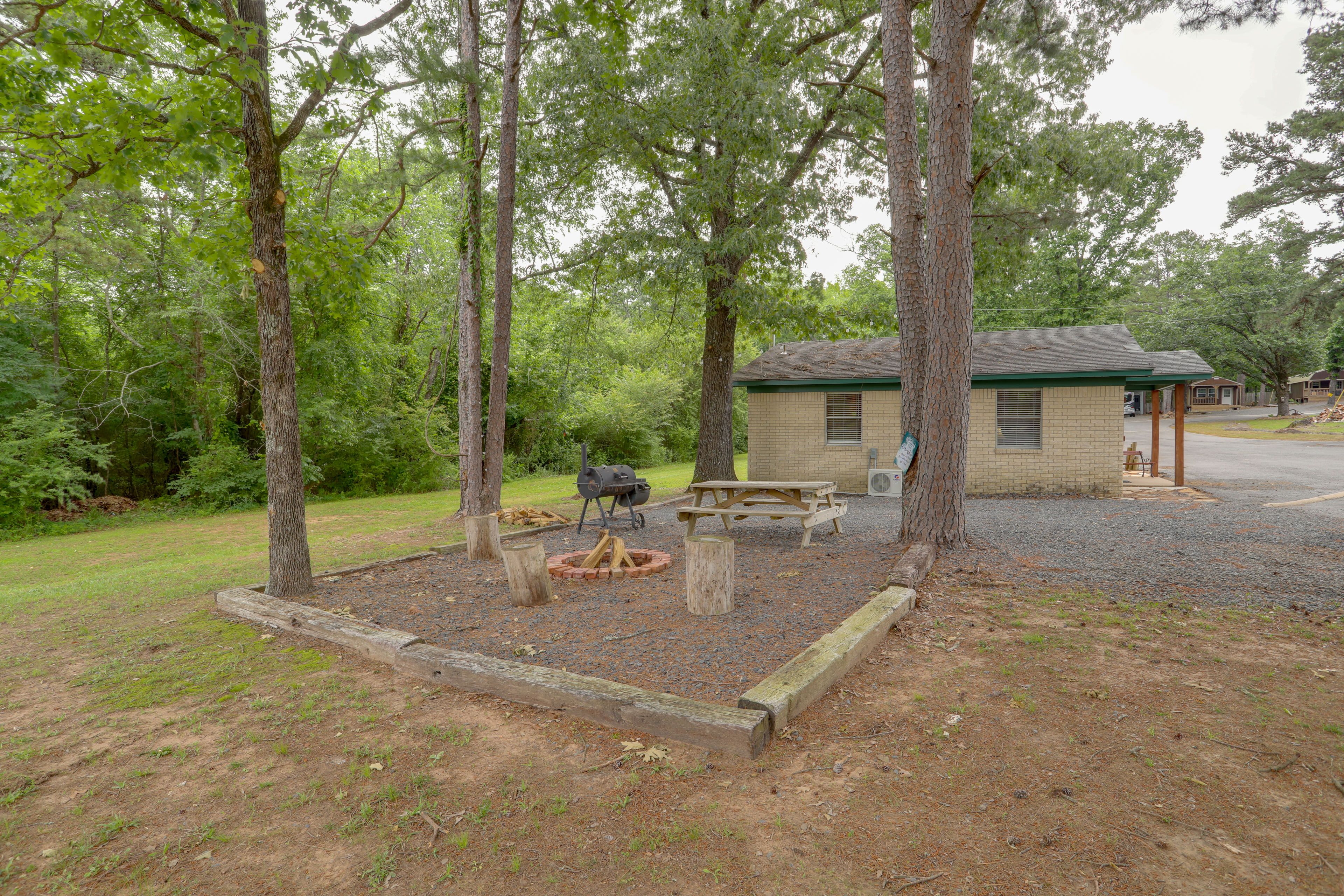 Private Outdoor Space | Fire Pit | Charcoal Grill