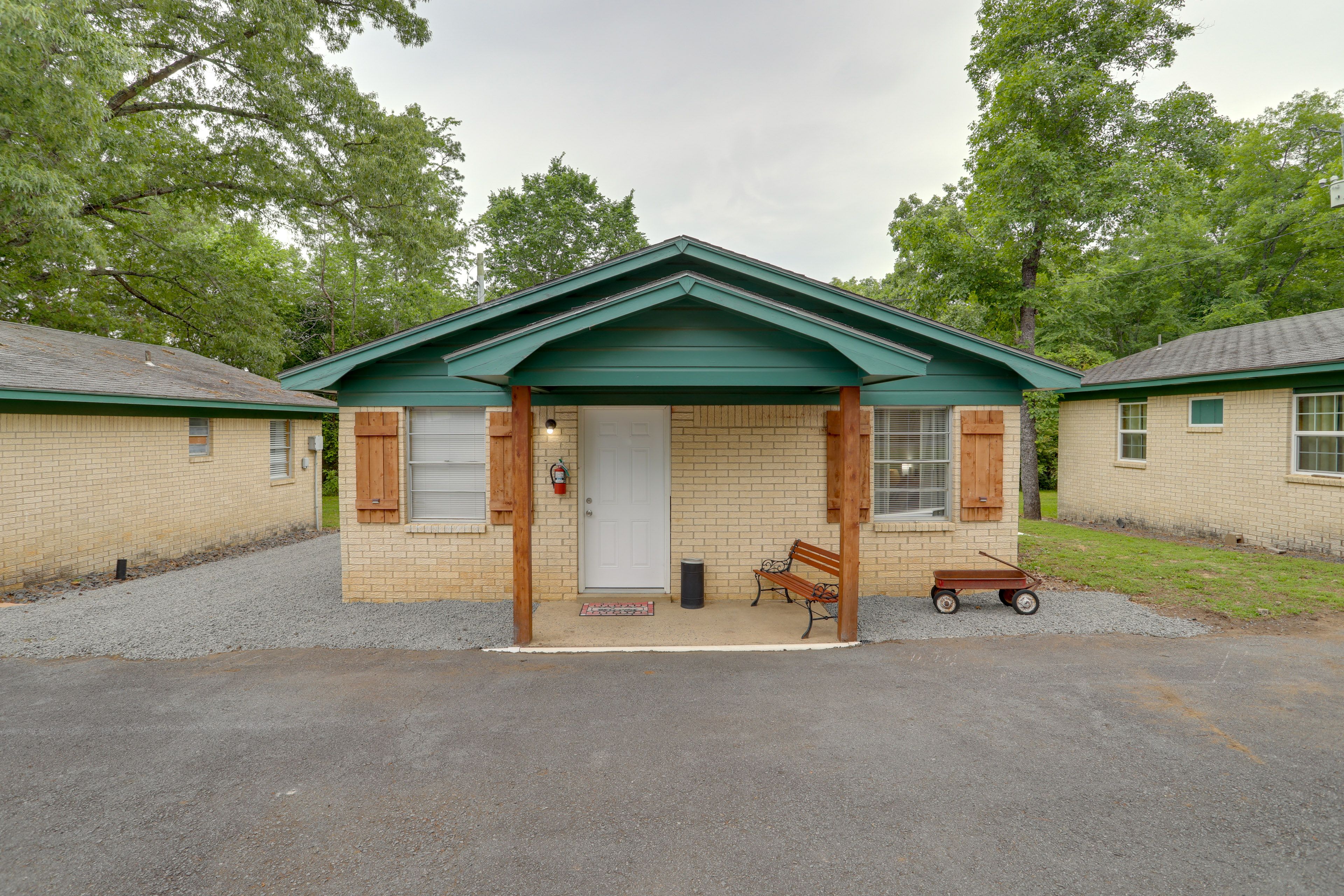 Exterior | Parking | Driveway (5 Vehicles) | Community Boat/Trailer Parking