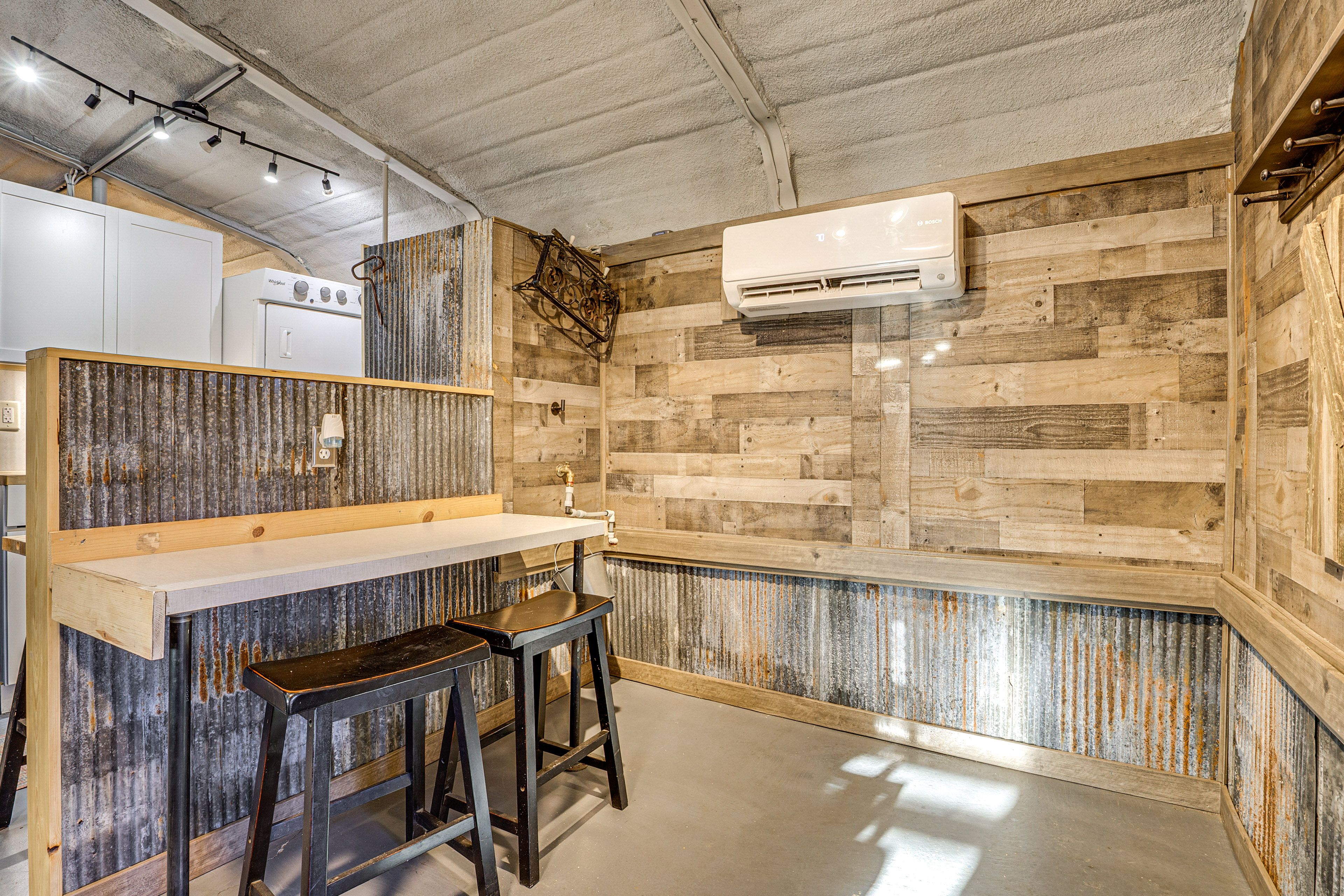 Dining Area | Dishware/Flatware Provided
