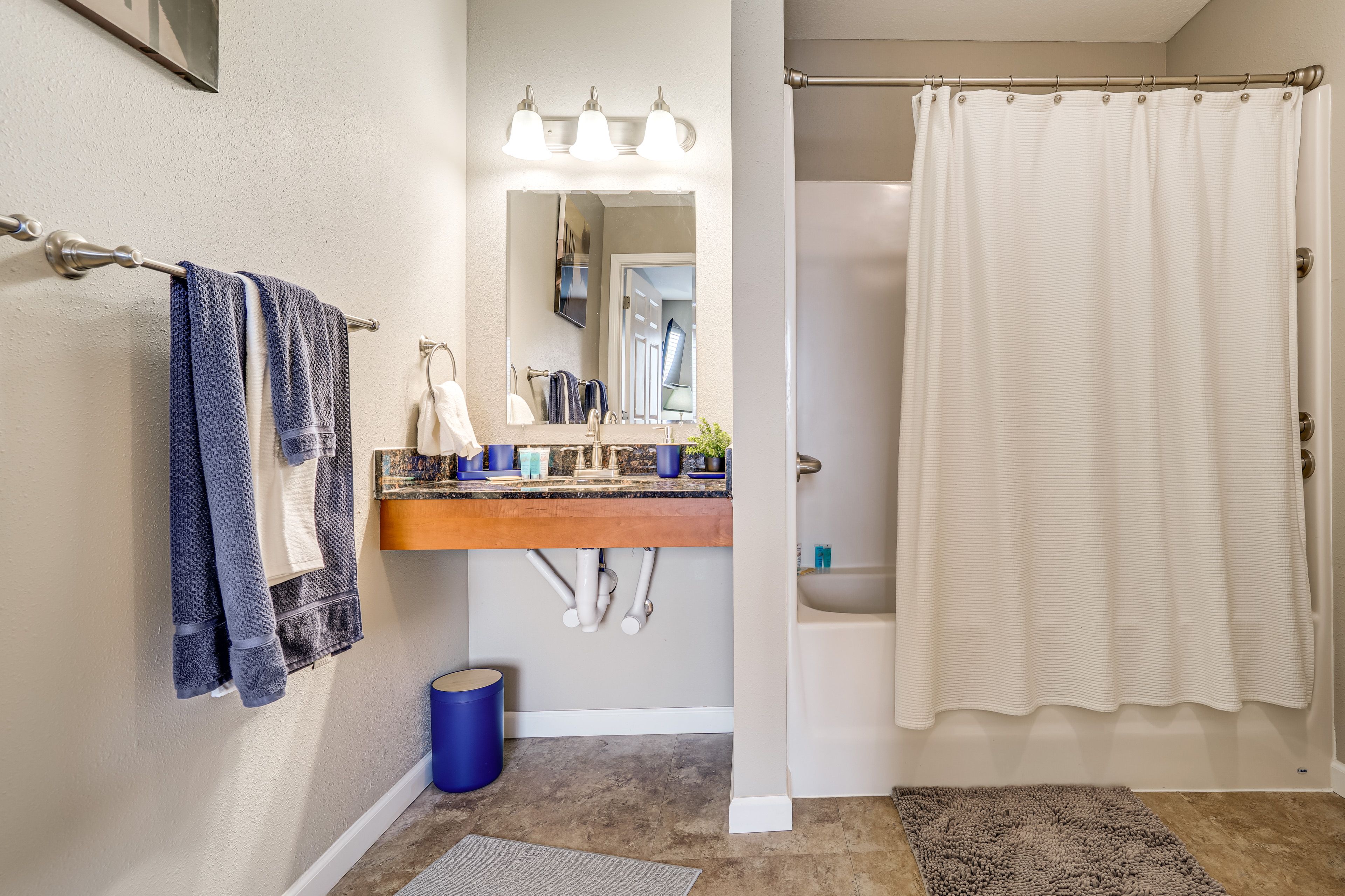 Full Bath | Towels