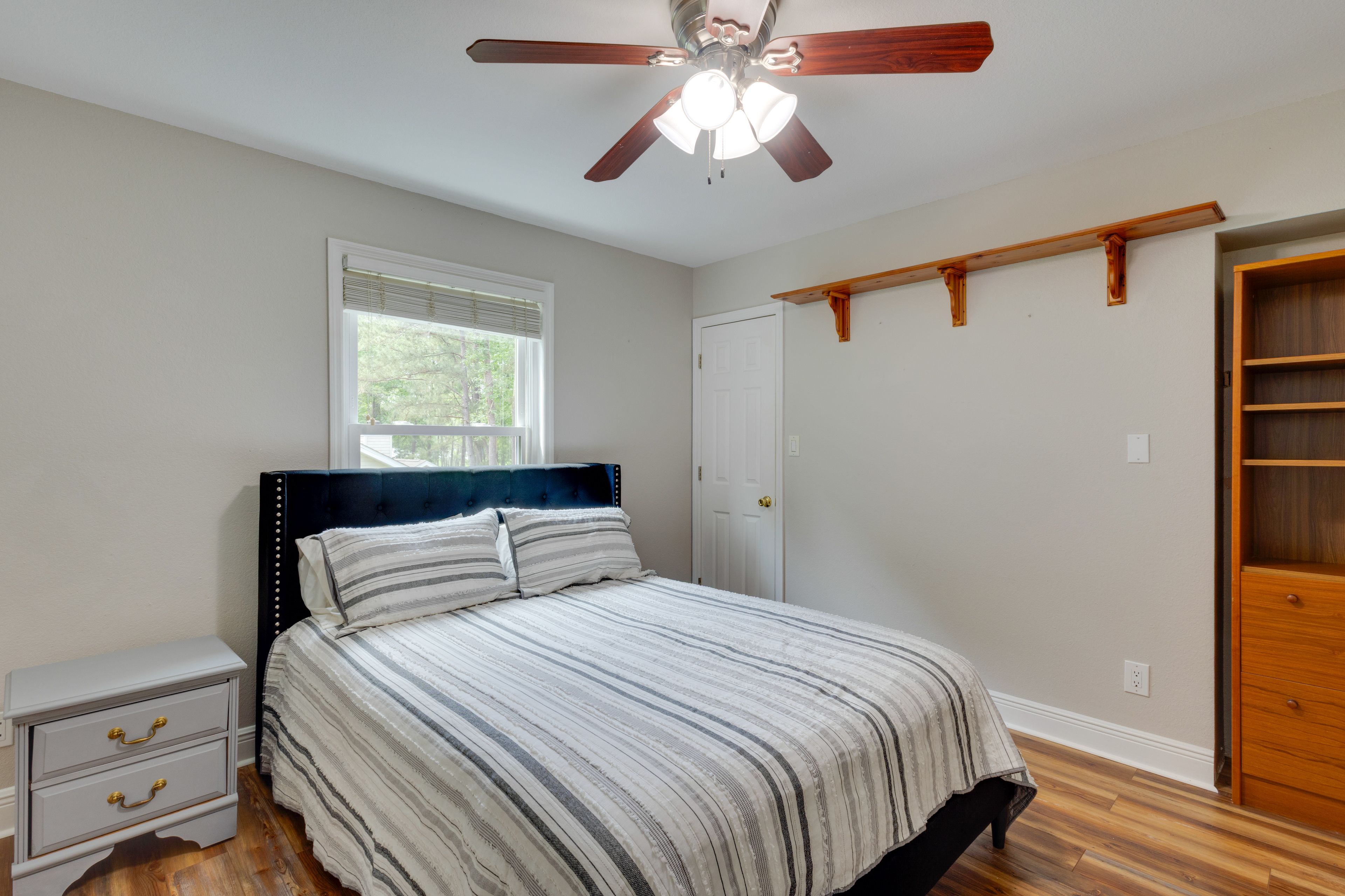 Bedroom 3 | Queen Bed | Desk | 2nd Floor