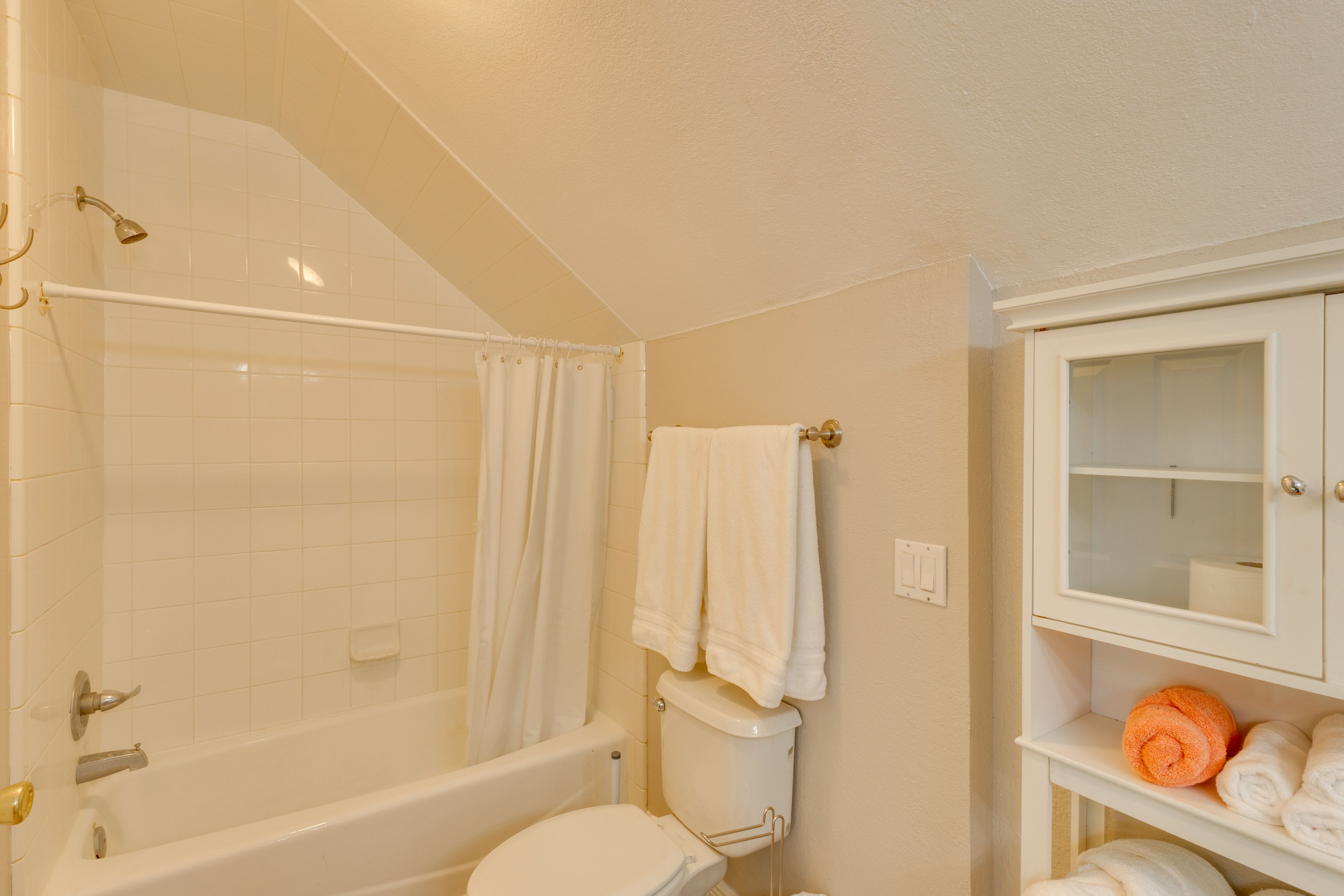 Full Bathroom | 2nd Floor