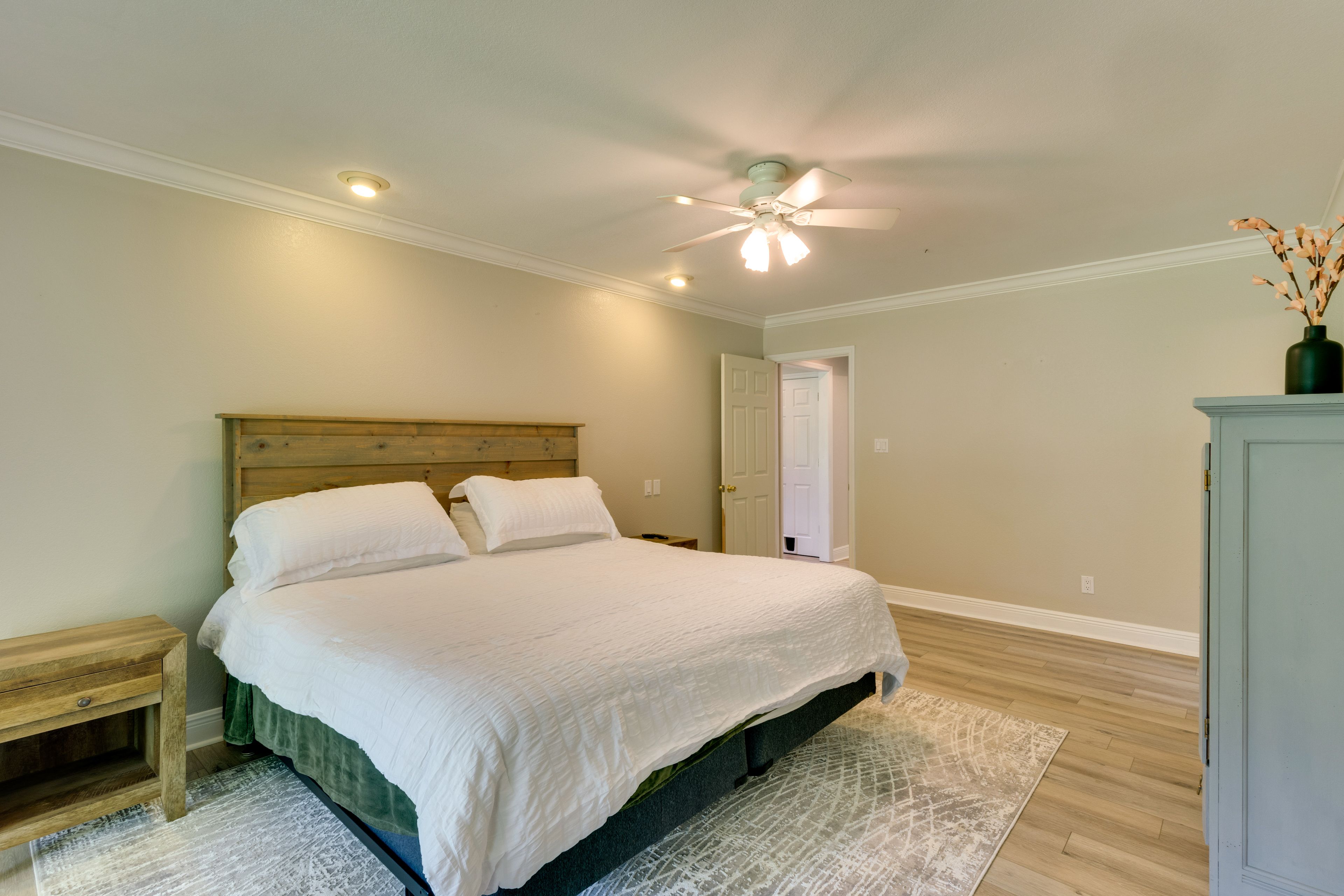 Bedroom Suite 1 | King Bed | Smart TV | 1st Floor
