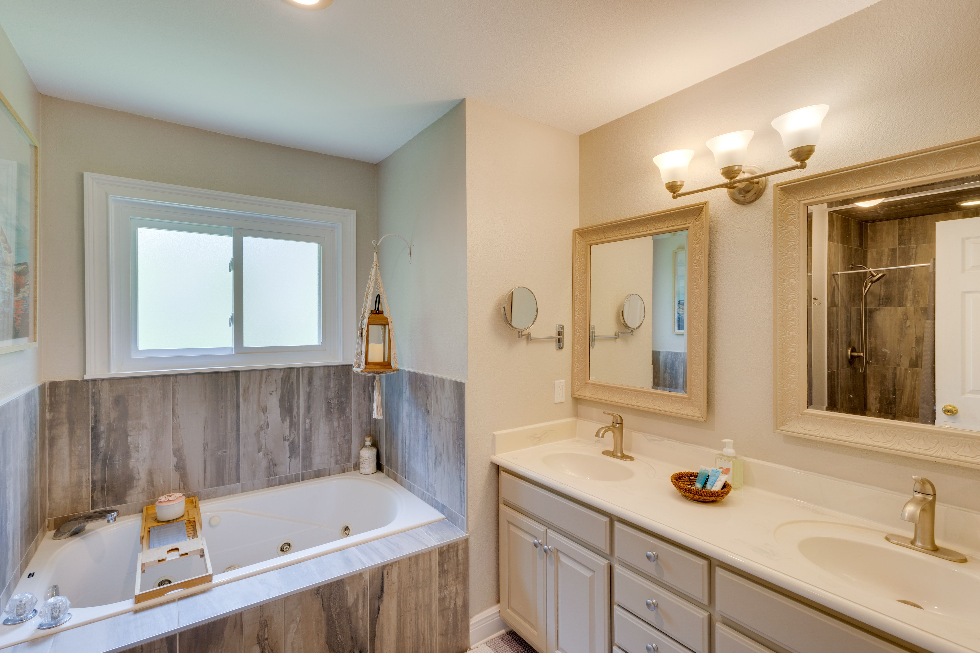 En-Suite Bathroom | Shower | Jetted Tub | 1st Floor
