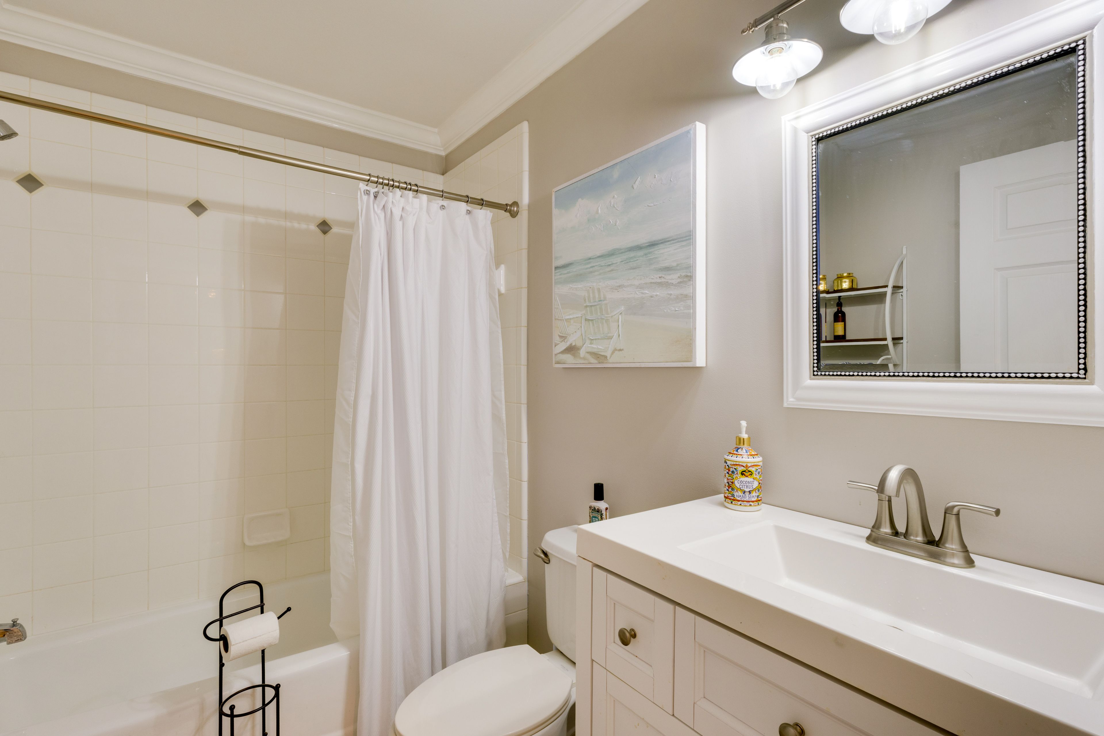 Full Bathroom | Towels Provided | 1st Floor