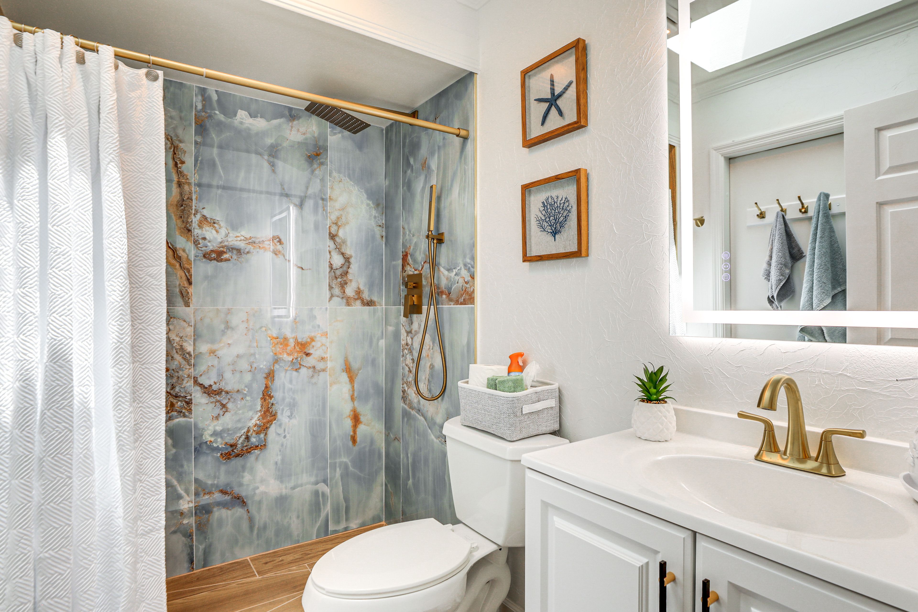 Full Bathroom | Towels Provided