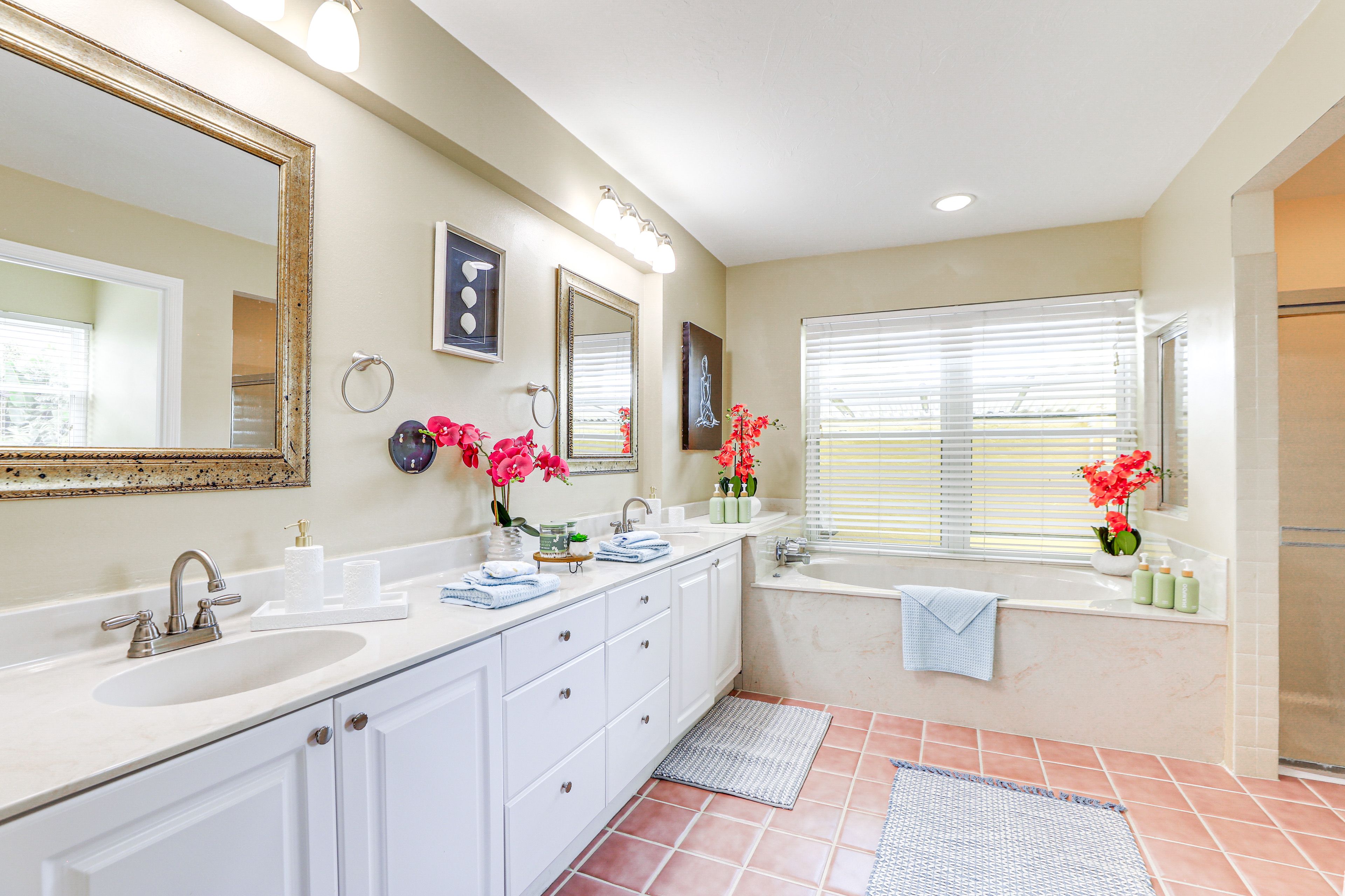 Full Bathroom | Towels Provided