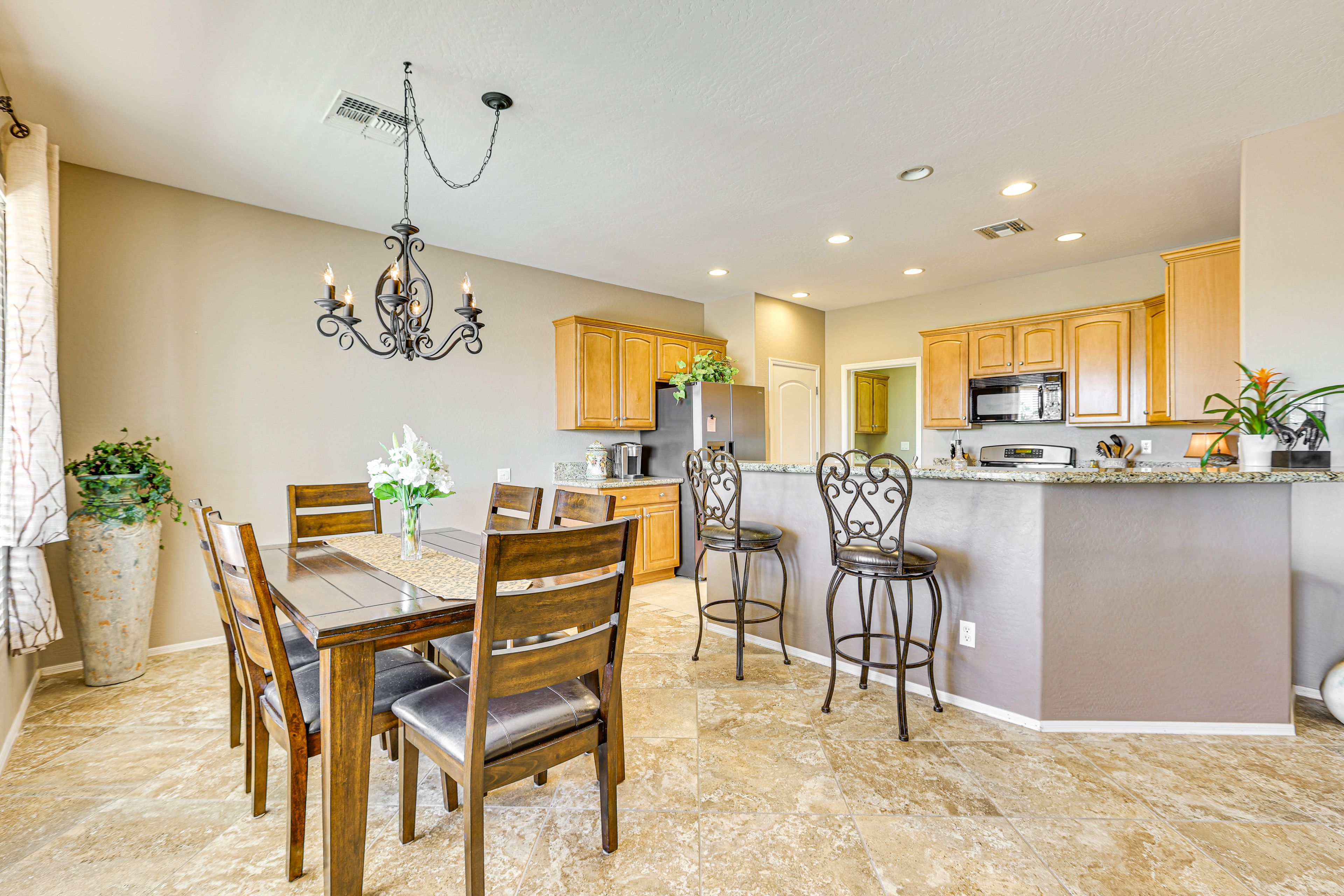 Dining Area | Dishware/Flatware Provided