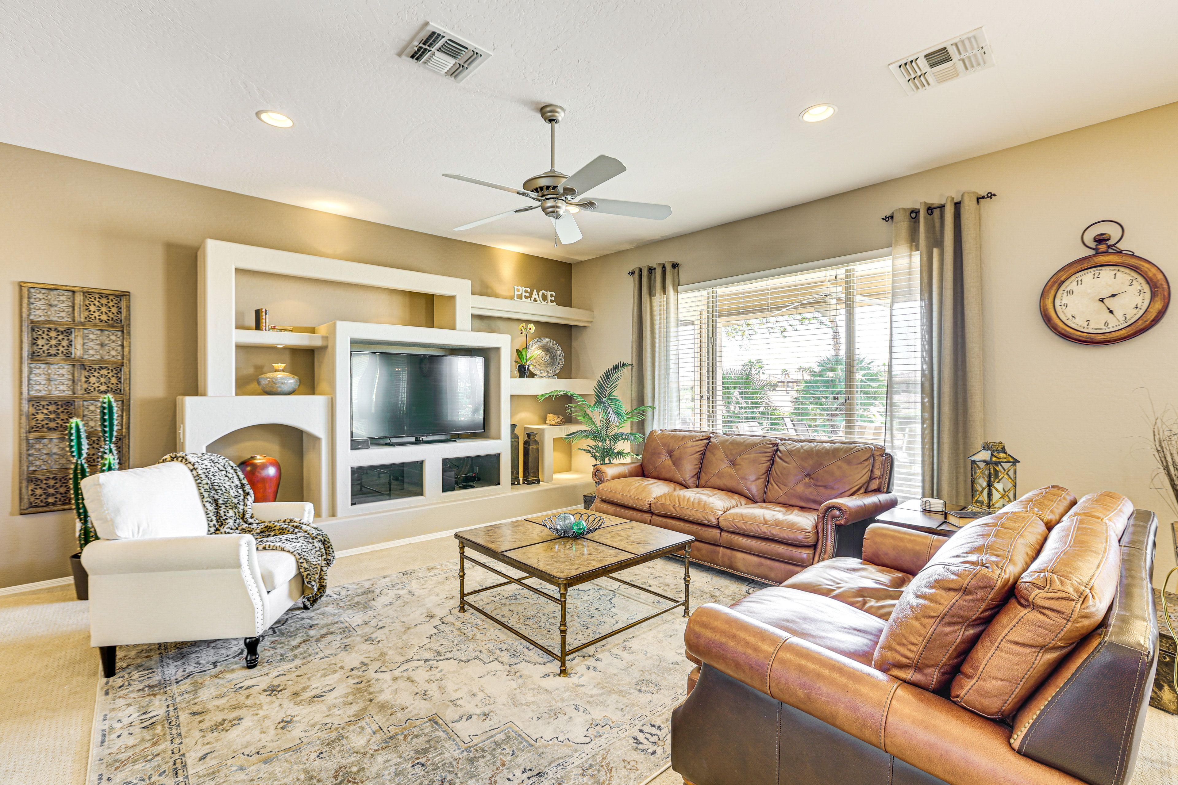 Living Room | Free WiFi | Central Heating & A/C | Smart TV