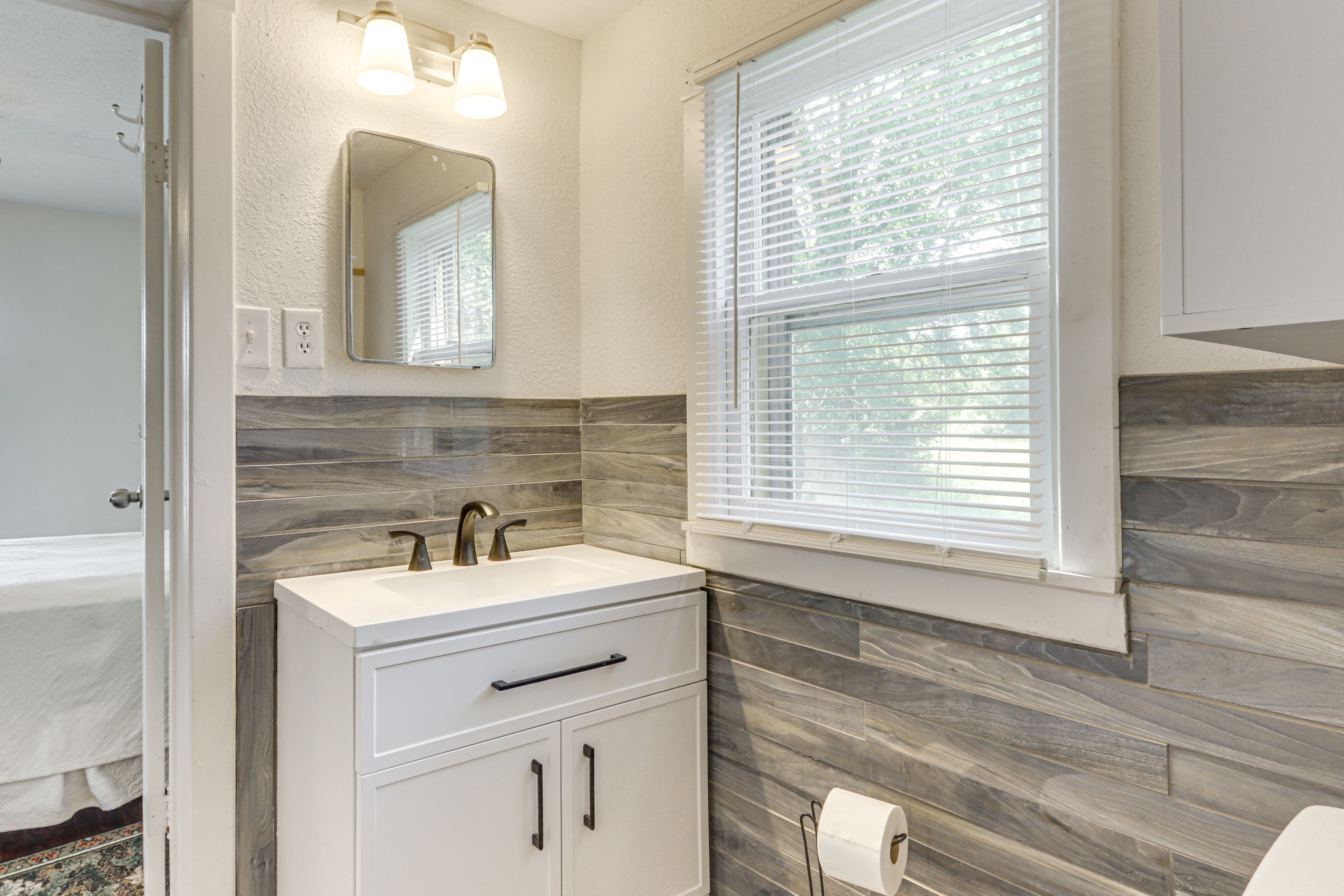Jack-and-Jill Bathroom | Towels Provided