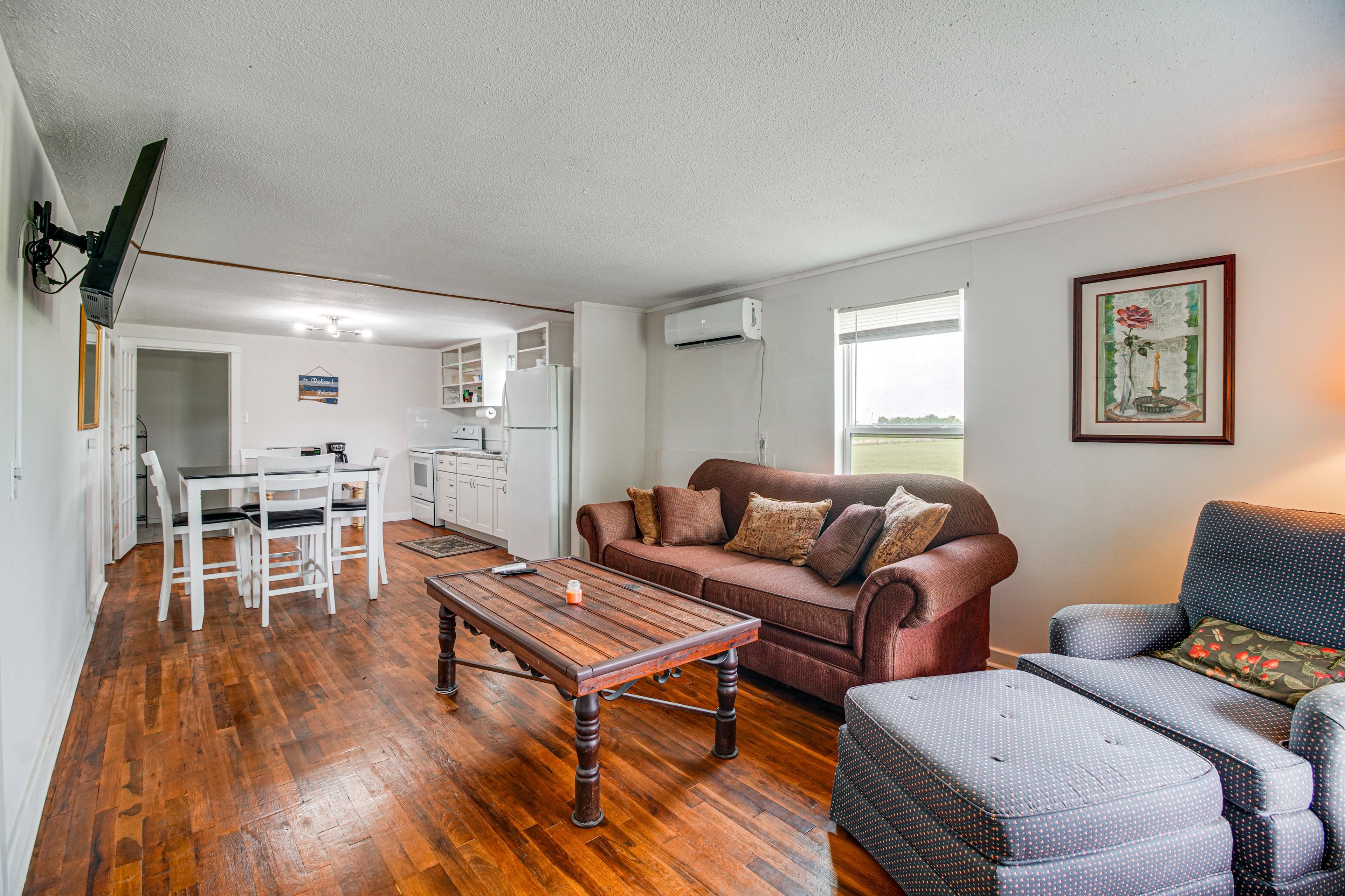 Dining Area | Dishes & Flatware Provided