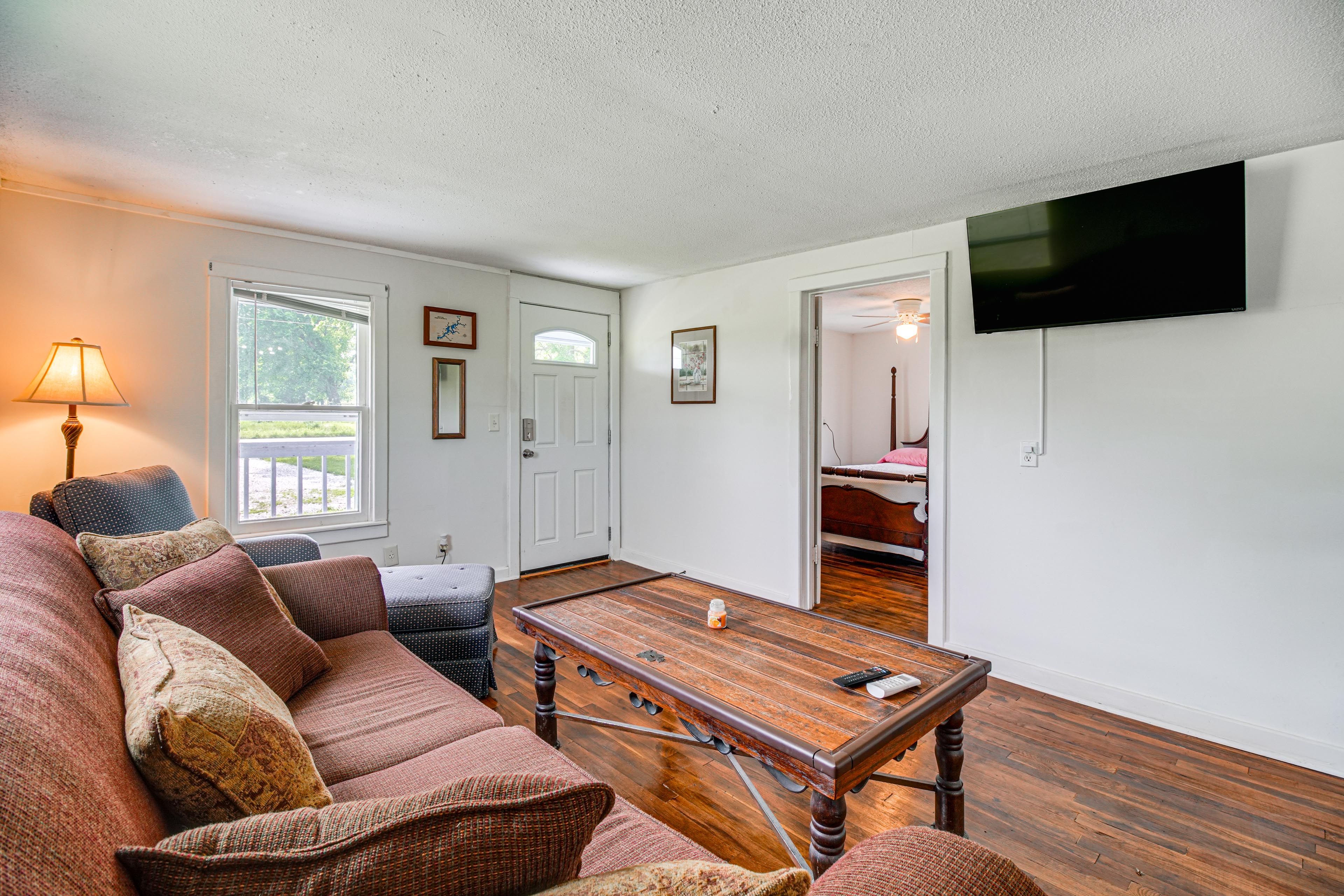 Living Room | Flat-Screen TV | Mini-Split Heating & A/C | Free WiFi
