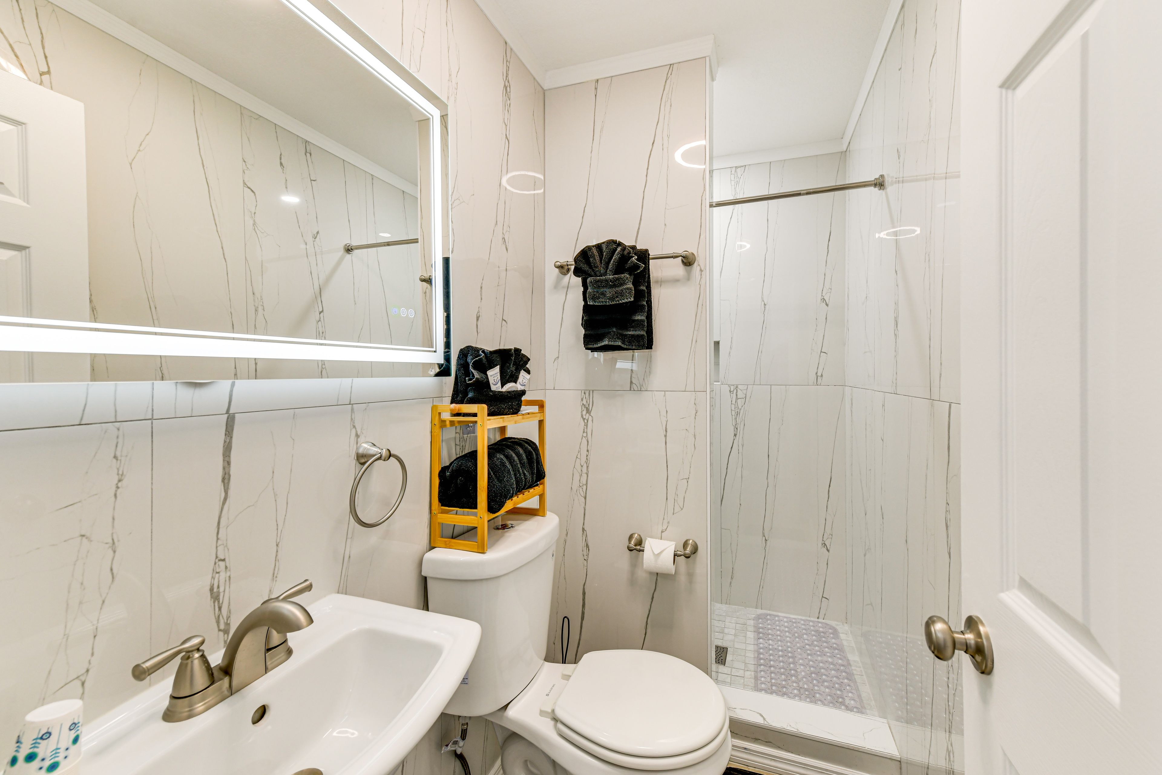 Full Bathroom | Towels Provided | Hair Dryer