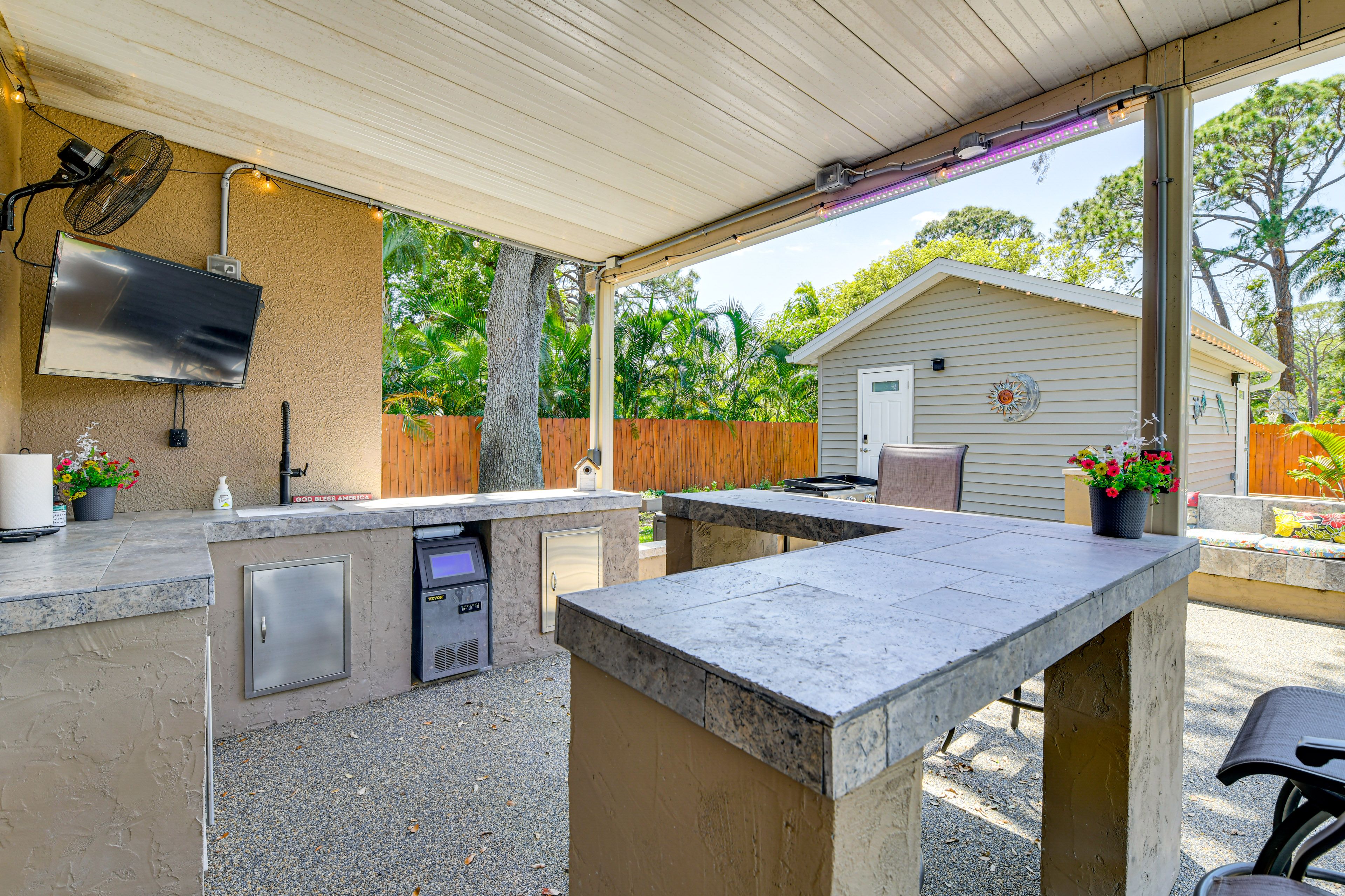 Shared Amenities | Outdoor Kitchen | Wet Bar