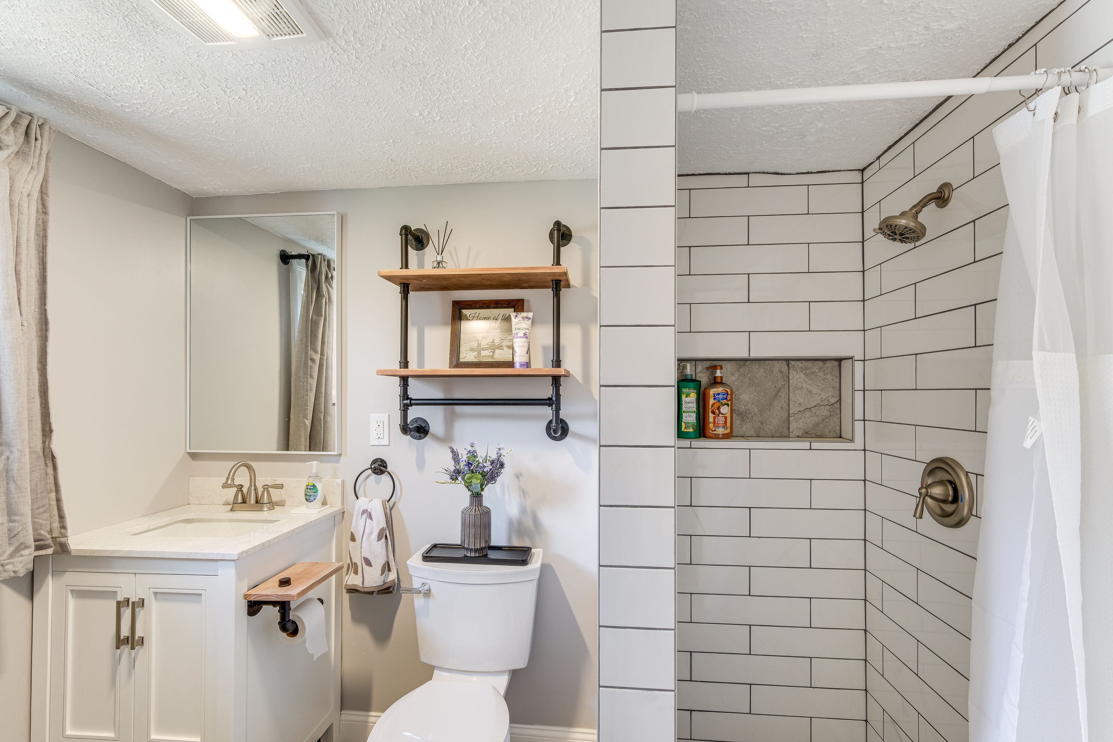 Full Bathroom | 2nd Floor