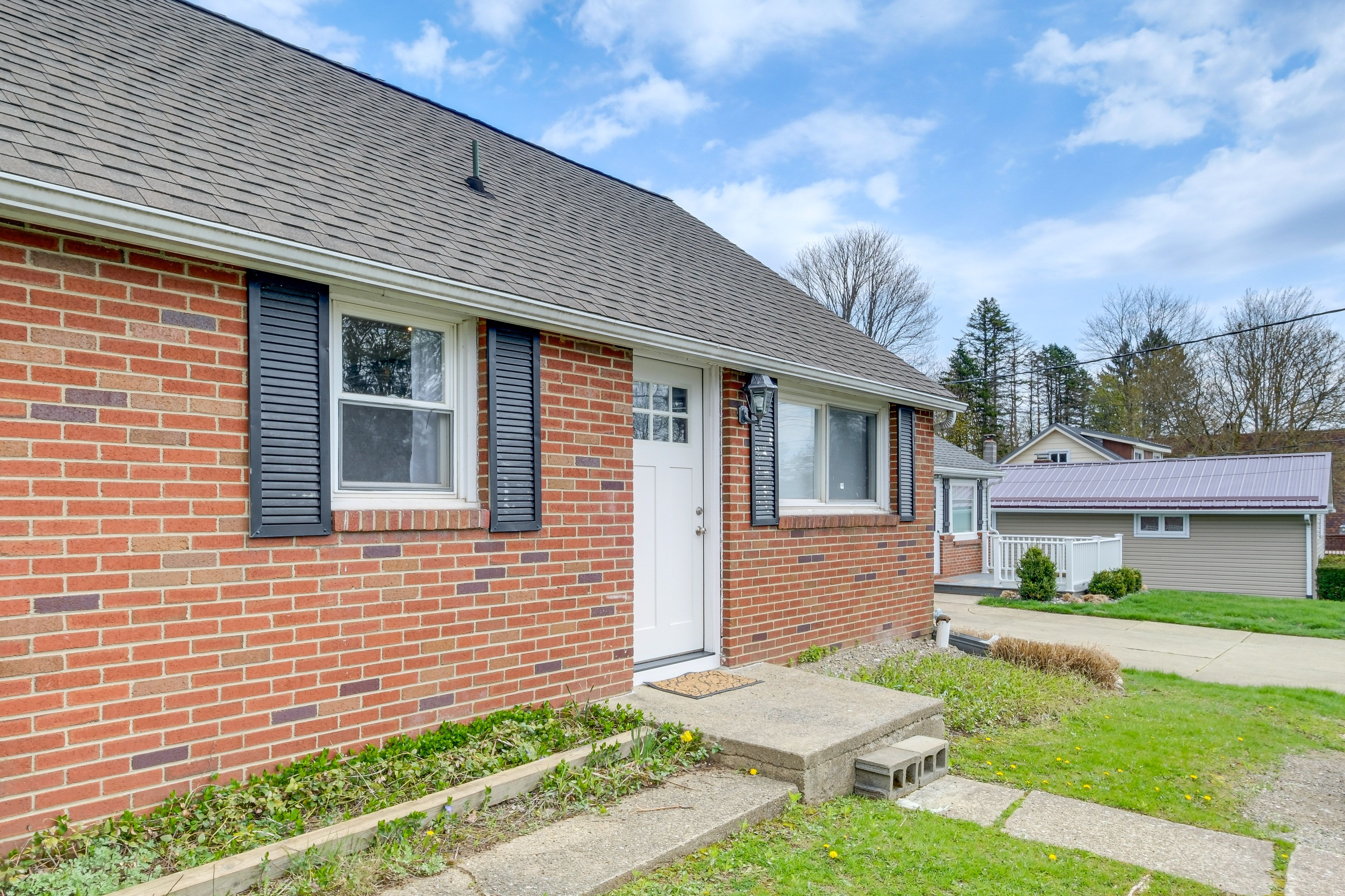 Exterior | Parking | Driveway (4 Vehicles) | Street Parking