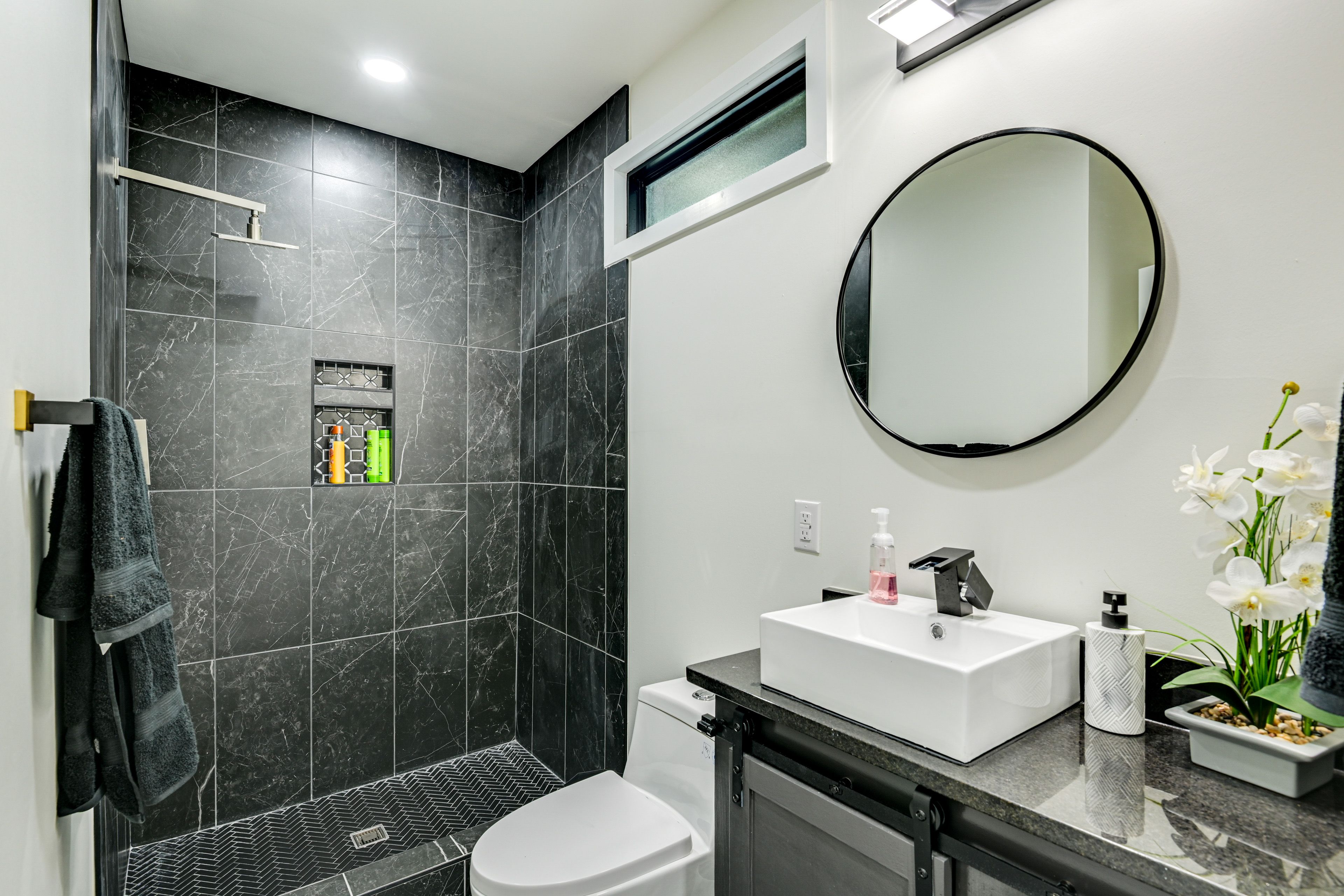 Full Bathroom | Towels Provided | 1st Floor