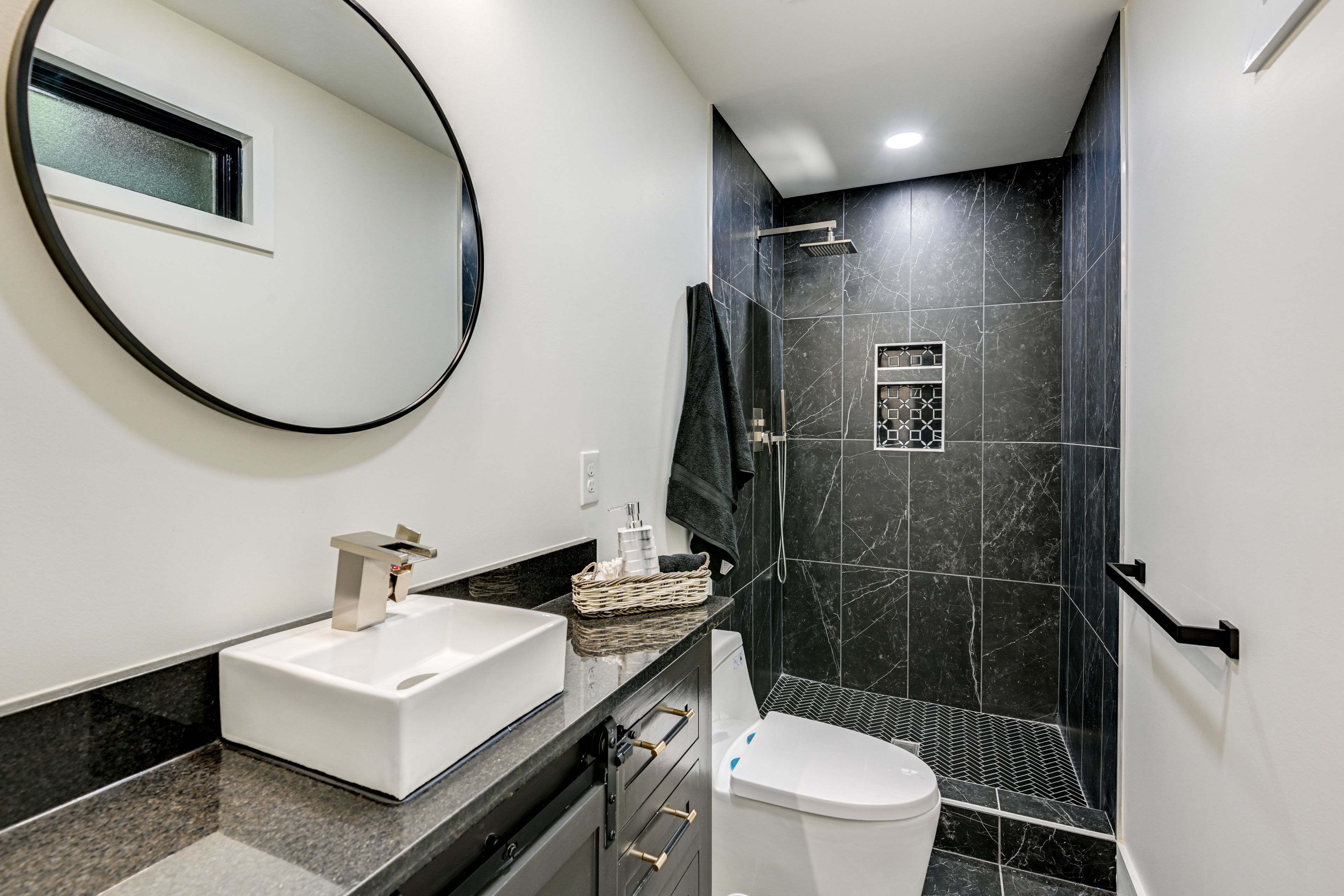 Full Bathroom | 1st Floor