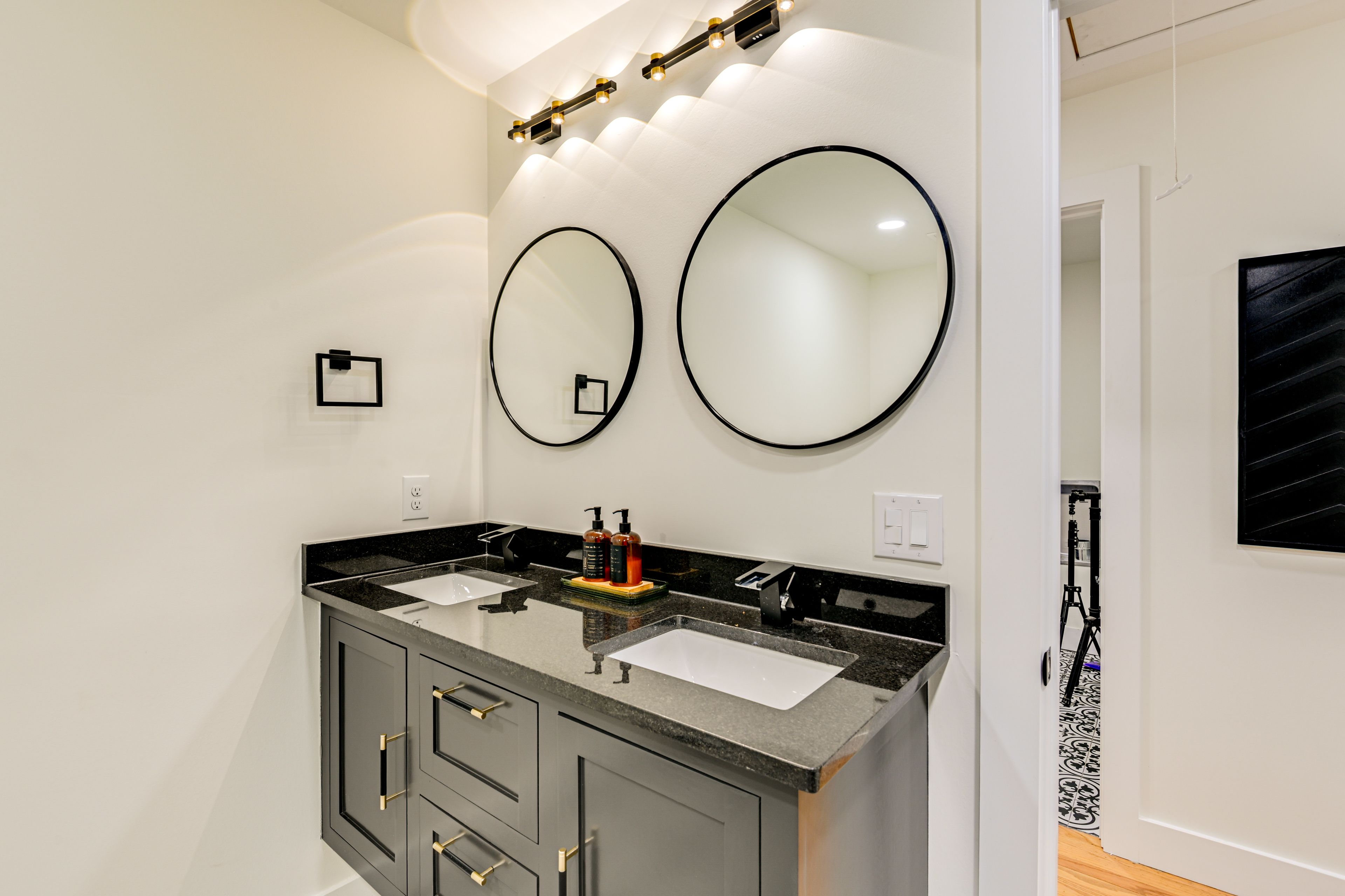 Full Bathroom | Bathtub/Shower | 1st Floor