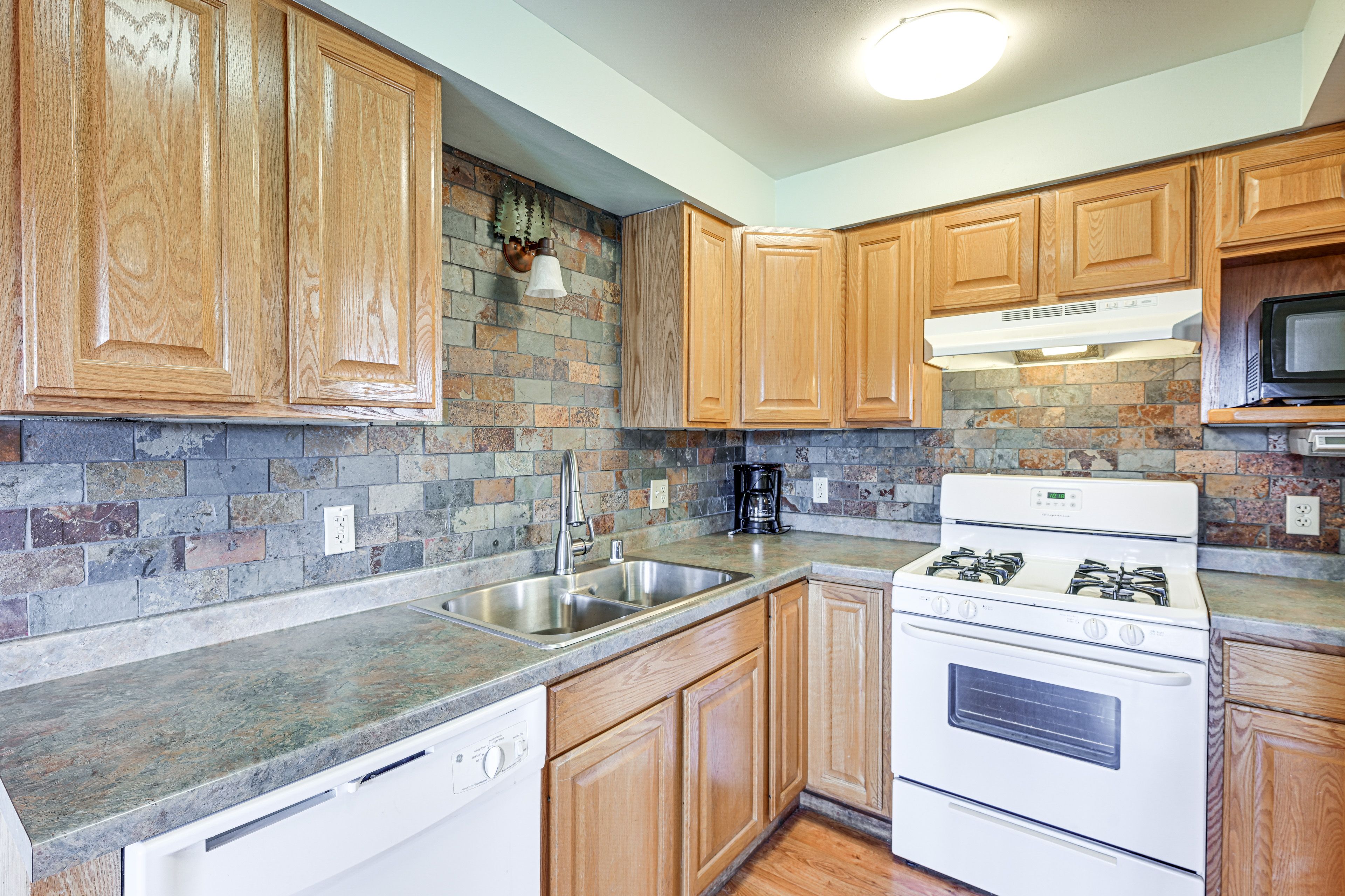 Kitchen | Toaster | Main Floor